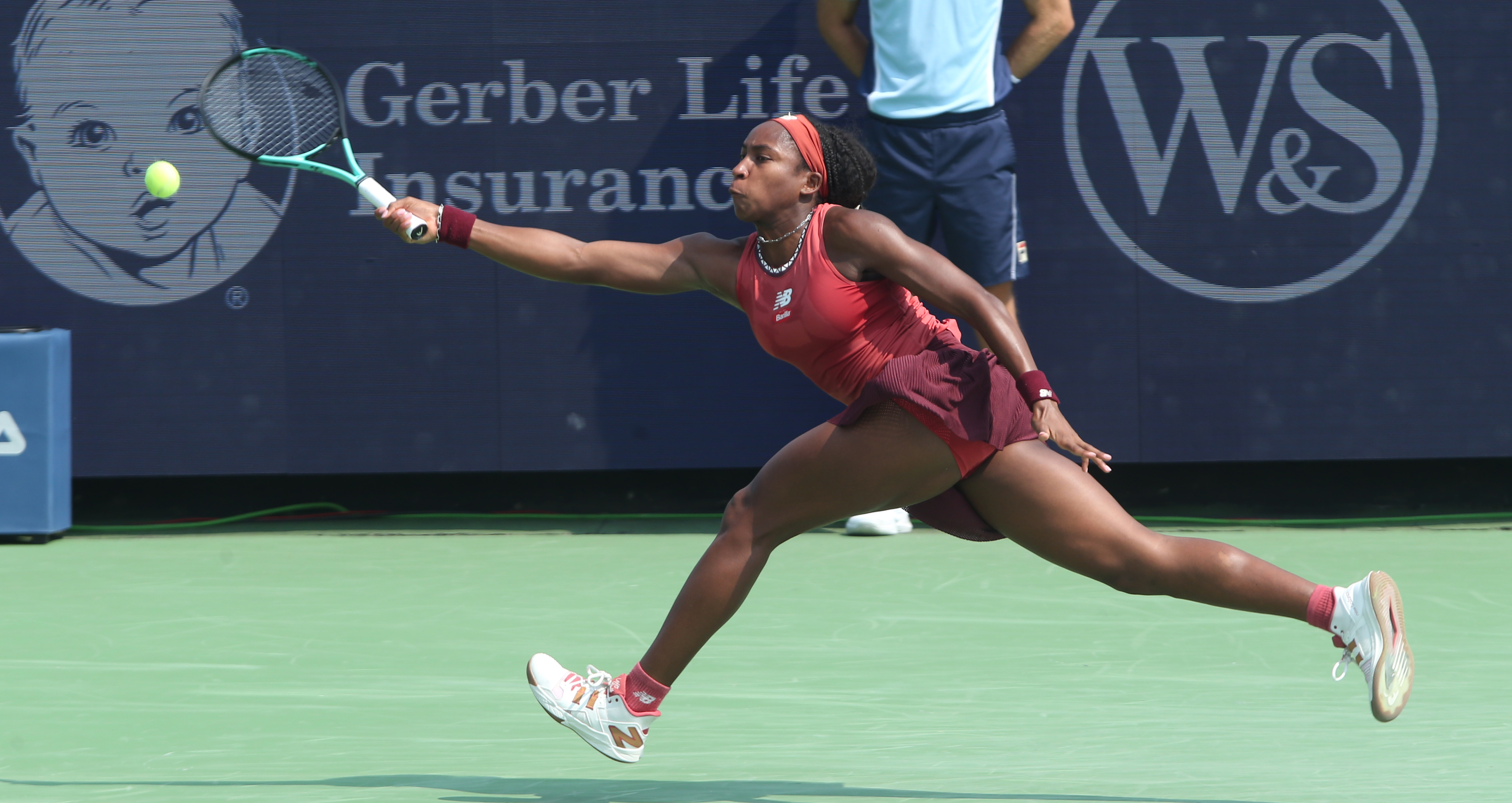 epa10807772 Coco Gauff of the United States in action during her semi-final match against Iga Swiatek of Poland at the Western and Southern Open tennis tournament in Mason, Ohio, USA, 19 August 2023.  EPA-EFE/MARK LYONS