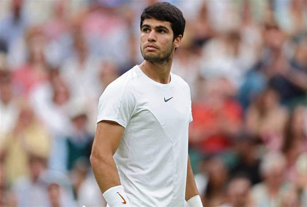 epa10734666 Carlos Alcaraz of Spain reacts during his Men's Singles 3rd round match against Nicolas Jarry of Chile at the Wimbledon Championships, Wimbledon, Britain, 08 July 2023.  EPA-EFE/ADAM VAUGHAN   EDITORIAL USE ONLY