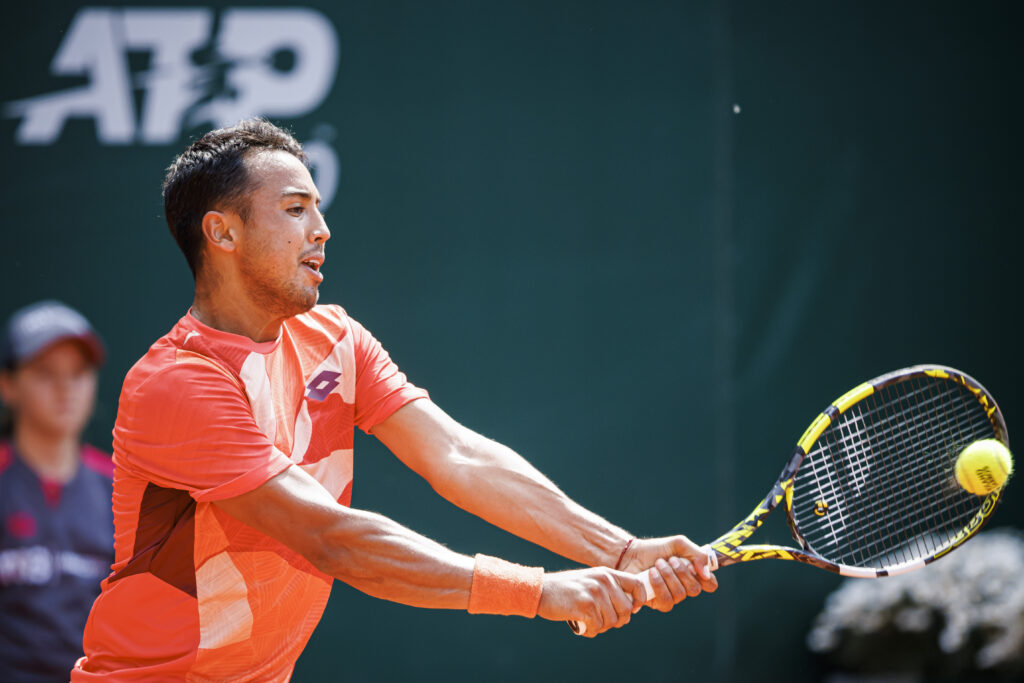 epa10647991 Hugo Dellien from Bolivia in action during his match against effrey John Wolf from the US at the ATP Geneva Open tennis tournament, in Geneva, Switzerland, 23 May 2023.  EPA-EFE/VALENTIN FLAURAUD