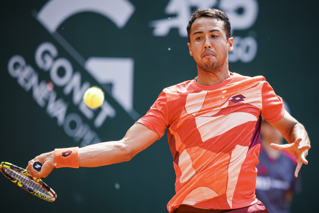 epa10647984 Hugo Dellien from Bolivia in action during his match against effrey John Wolf from the US at the ATP Geneva Open tennis tournament, in Geneva, Switzerland, 23 May 2023.  EPA-EFE/VALENTIN FLAURAUD