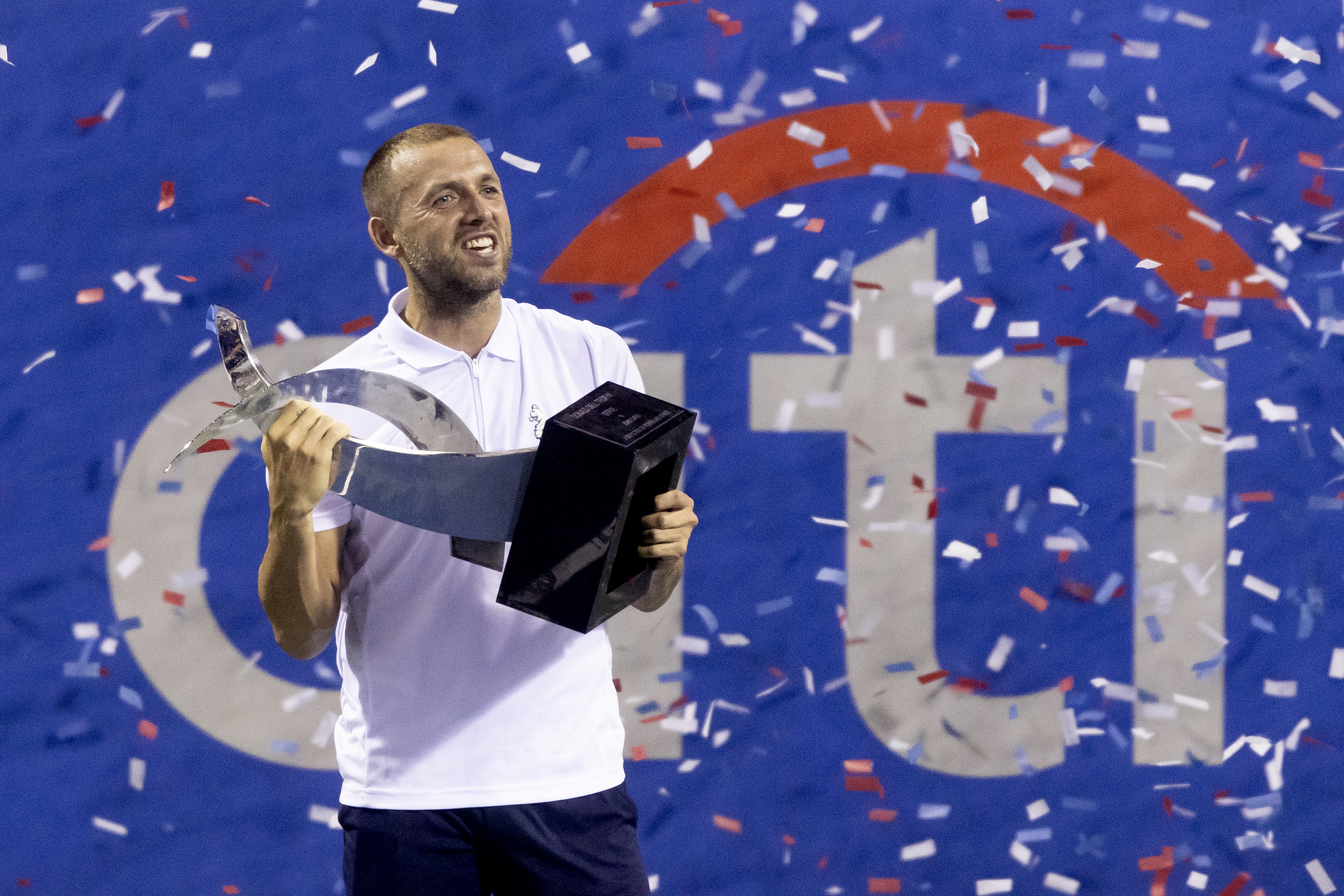 epaselect epa10788402 Daniel Evans of Britain holds the trophy defeating Tallon Griekspoor of the Netherlands in the men's final of the Mubadala Citi DC Open, in Washington, DC, USA, 06 August 2023. Gauff won the match 6-2, 6-3.  EPA-EFE/MICHAEL REYNOLDS