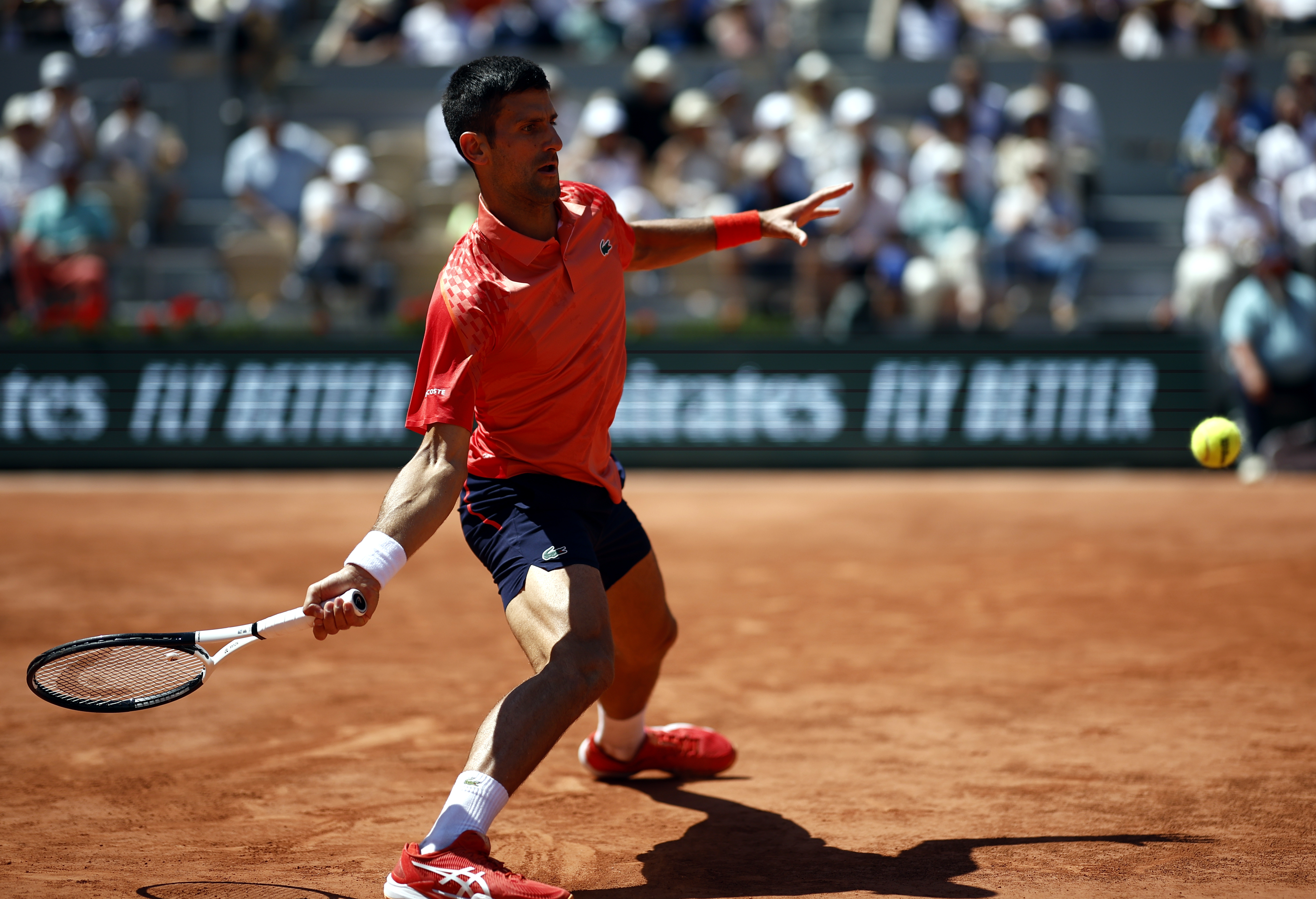epaselect epa10672287 Novak Djokovic of Serbia plays Juan Pablo Varillas of Peru in their Men's Singles fourth round match during the French Open Grand Slam tennis tournament at Roland Garros in Paris, France, 04 June 2023.  EPA-EFE/YOAN VALAT