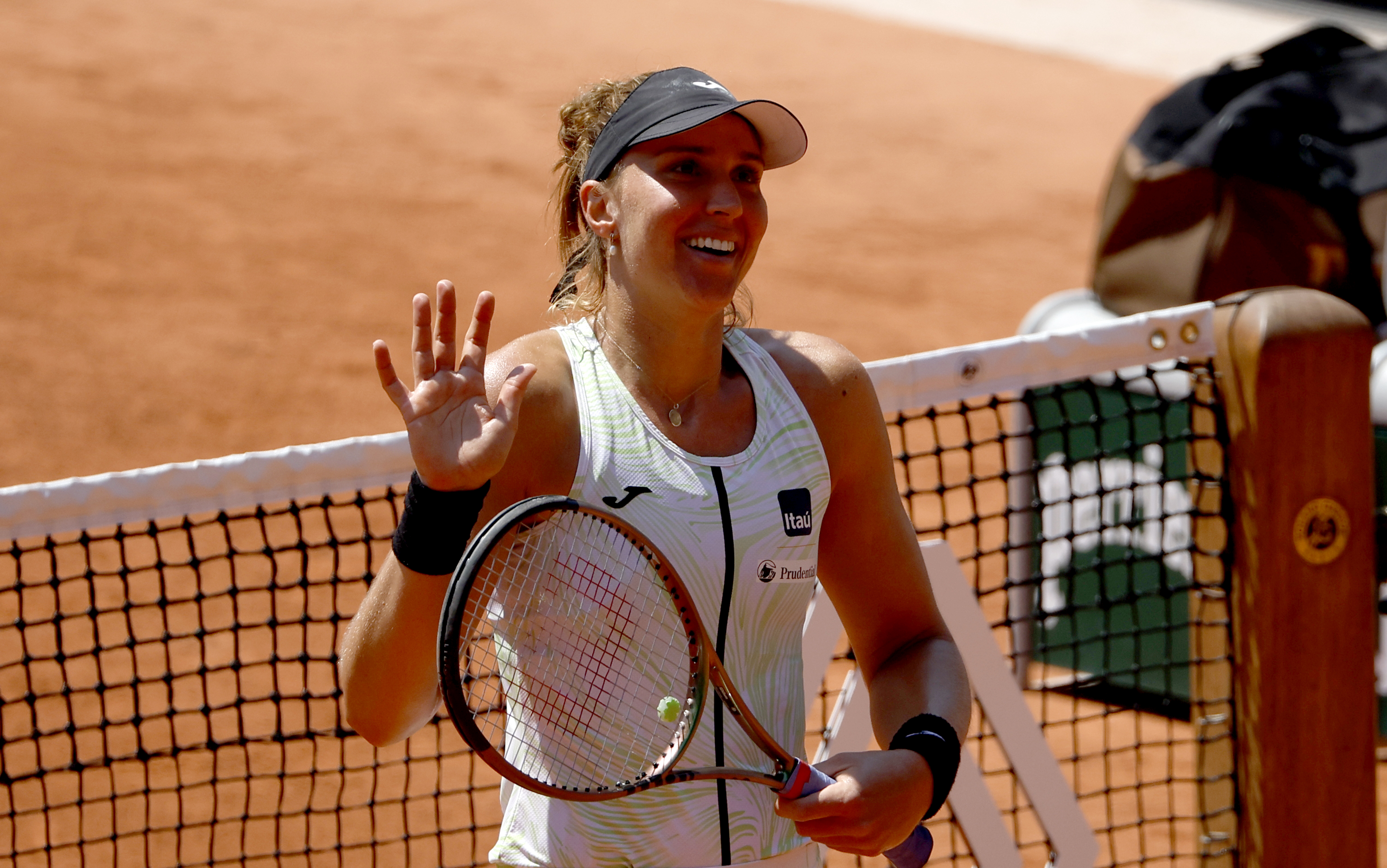 epa10677323 Beatriz Haddad Maia of Brazil reacts after winning against Ons Jabeur of Tunisia in their Women's quarterfinal match during the French Open Grand Slam tennis tournament at Roland Garros in Paris, France, 07 June 2023.  EPA-EFE/YOAN VALAT