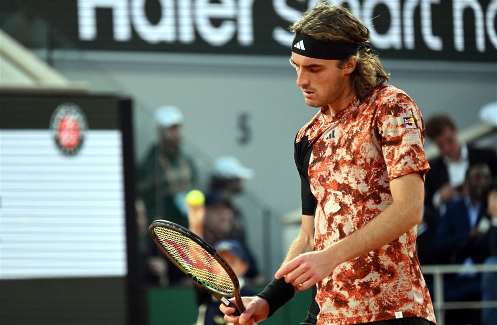 epa10676484 Stefanos Tsitsipas of Greece reacts as he plays Carlos Alcaraz of Spain in their Men's quarterfinal match during the French Open Grand Slam tennis tournament at Roland Garros in Paris, France, 06 June 2023.  EPA-EFE/CAROLINE BLUMBERG