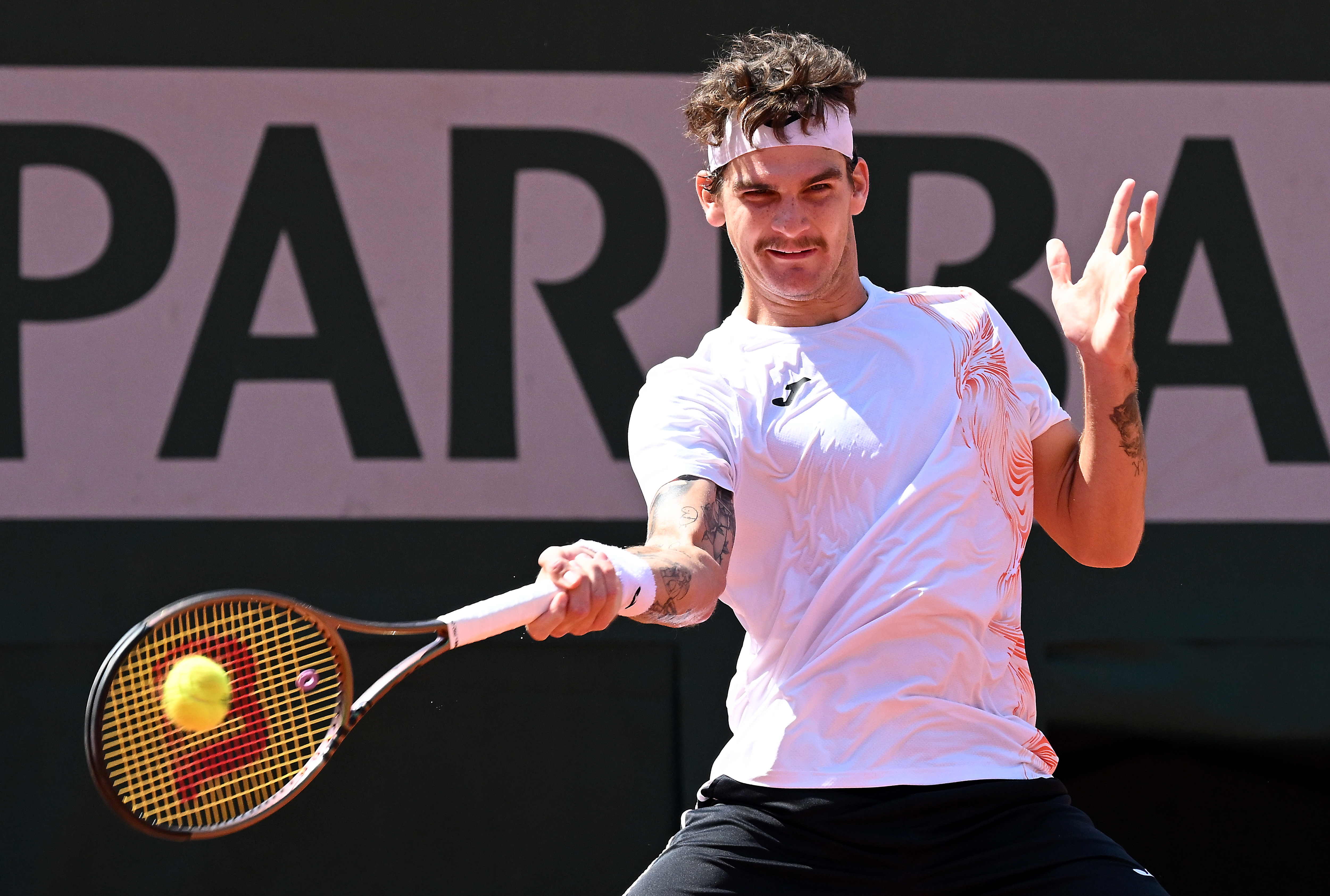epa10670141 Thiago Seyboth Wild of Brazil plays Yoshihito Nishioka of Japan in their Men's Singles third round match during the French Open Grand Slam tennis tournament at Roland Garros in Paris, France, 03 June 2023.  EPA-EFE/CAROLINE BLUMBERG