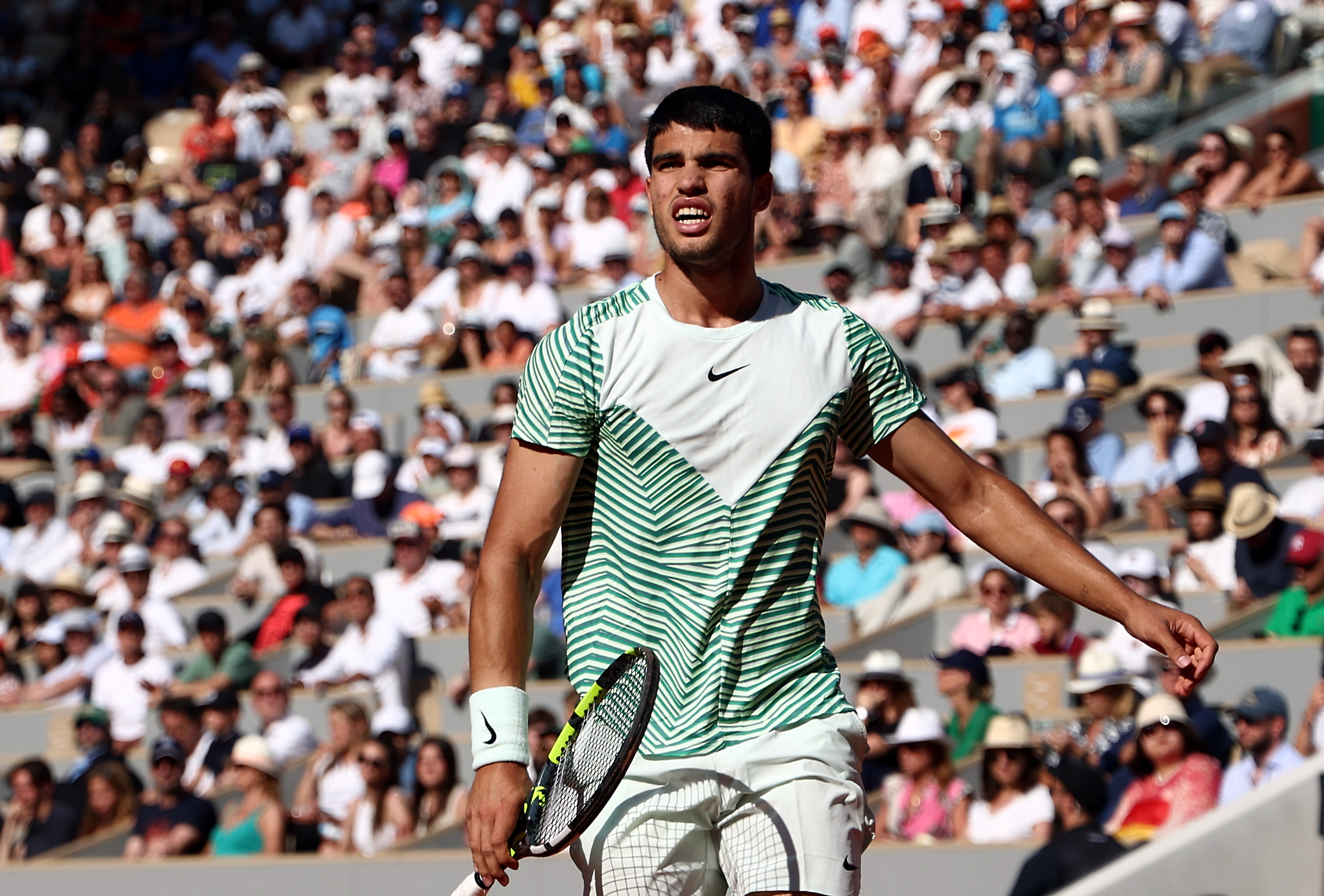 epa10672801 Carlos Alcaraz of Spain plays Lorenzo Musetti of Italy in their Men's Singles fourth round match during the French Open Grand Slam tennis tournament at Roland Garros in Paris, France, 04 June 2023.  EPA-EFE/MOHAMMED BADRA
