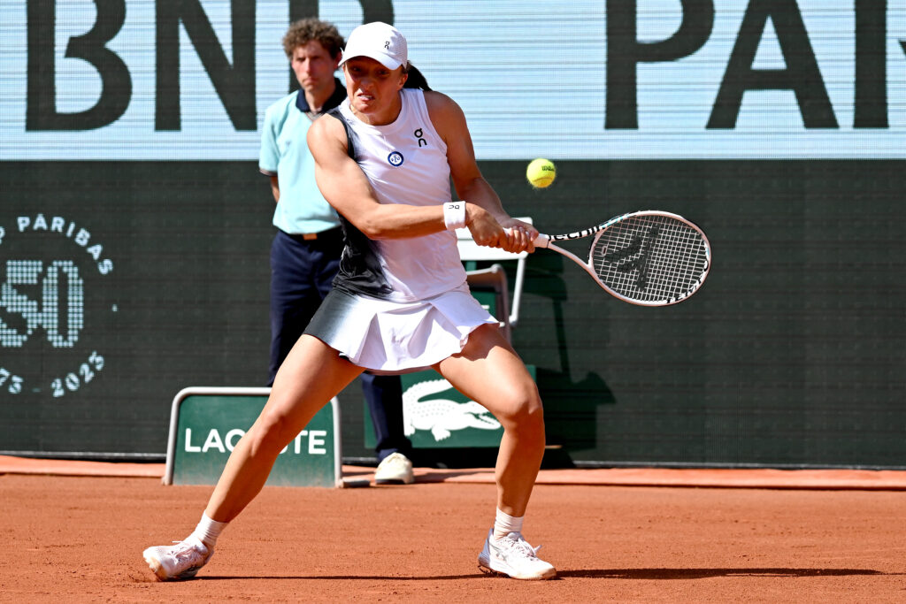 epa10667041 Iga Swiatek of Poland hits a backhand in the Women's Singles 2nd Round match against Claire Liu of the USA during the French Open Grand Slam tennis tournament at Roland Garros in Paris, France, 01 June 2023.  EPA-EFE/CAROLINE BLUMBERG