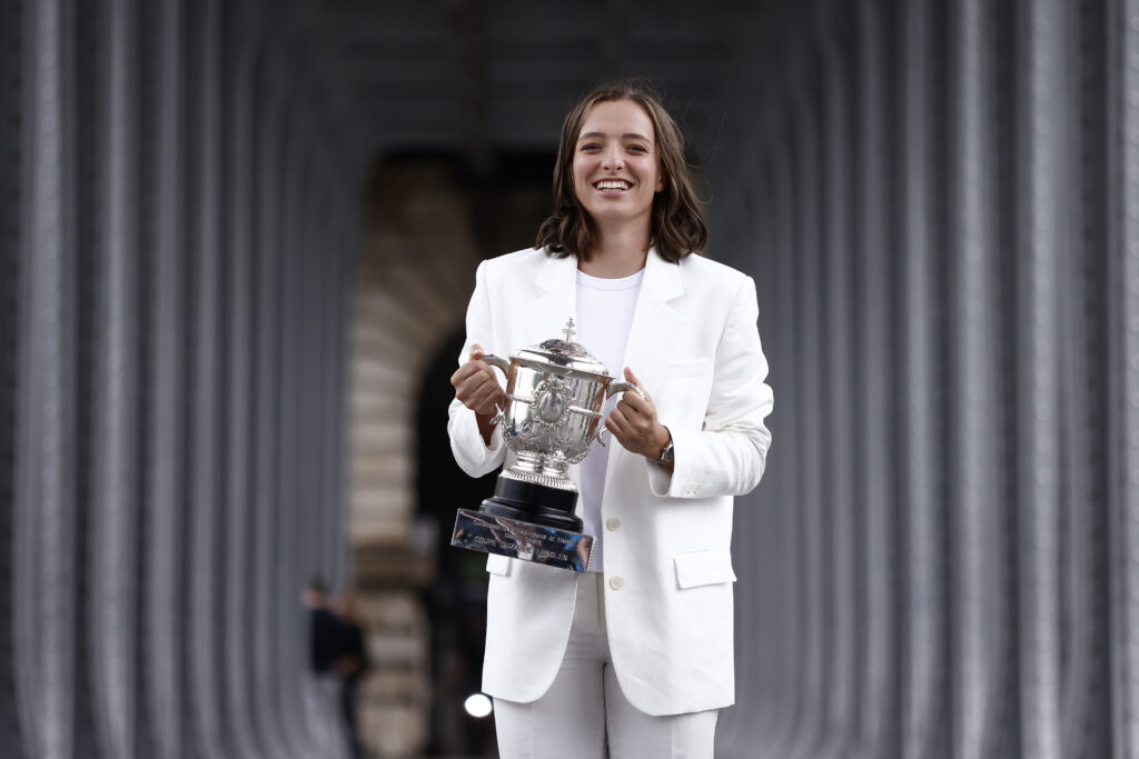 epa09996907 Iga Swiatek of Poland poses with her trophy at Bir Hakeim bridge after winning the women’s final match against Coco Gauff of the USA at the French Open tennis tournament at Roland ​Garros in Paris, France, 05 June 2022.  EPA-EFE/YOAN VALAT