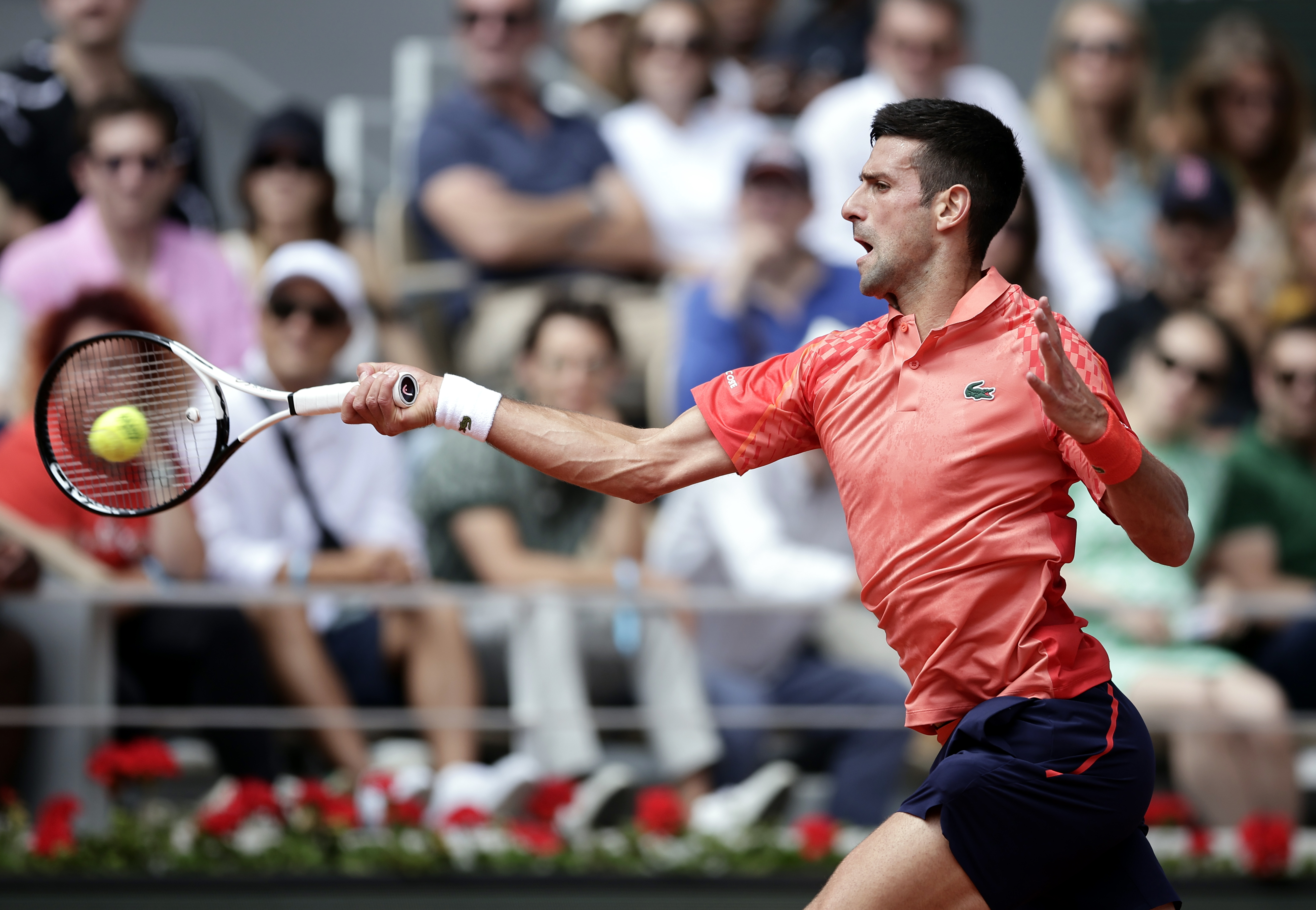 epa10685066 Novak Djokovic of Serbia plays Casper Ruud of Norway in their Men's final match during the French Open Grand Slam tennis tournament at Roland Garros in Paris, France, 11 June 2023.  EPA-EFE/CHRISTOPHE PETIT TESSON