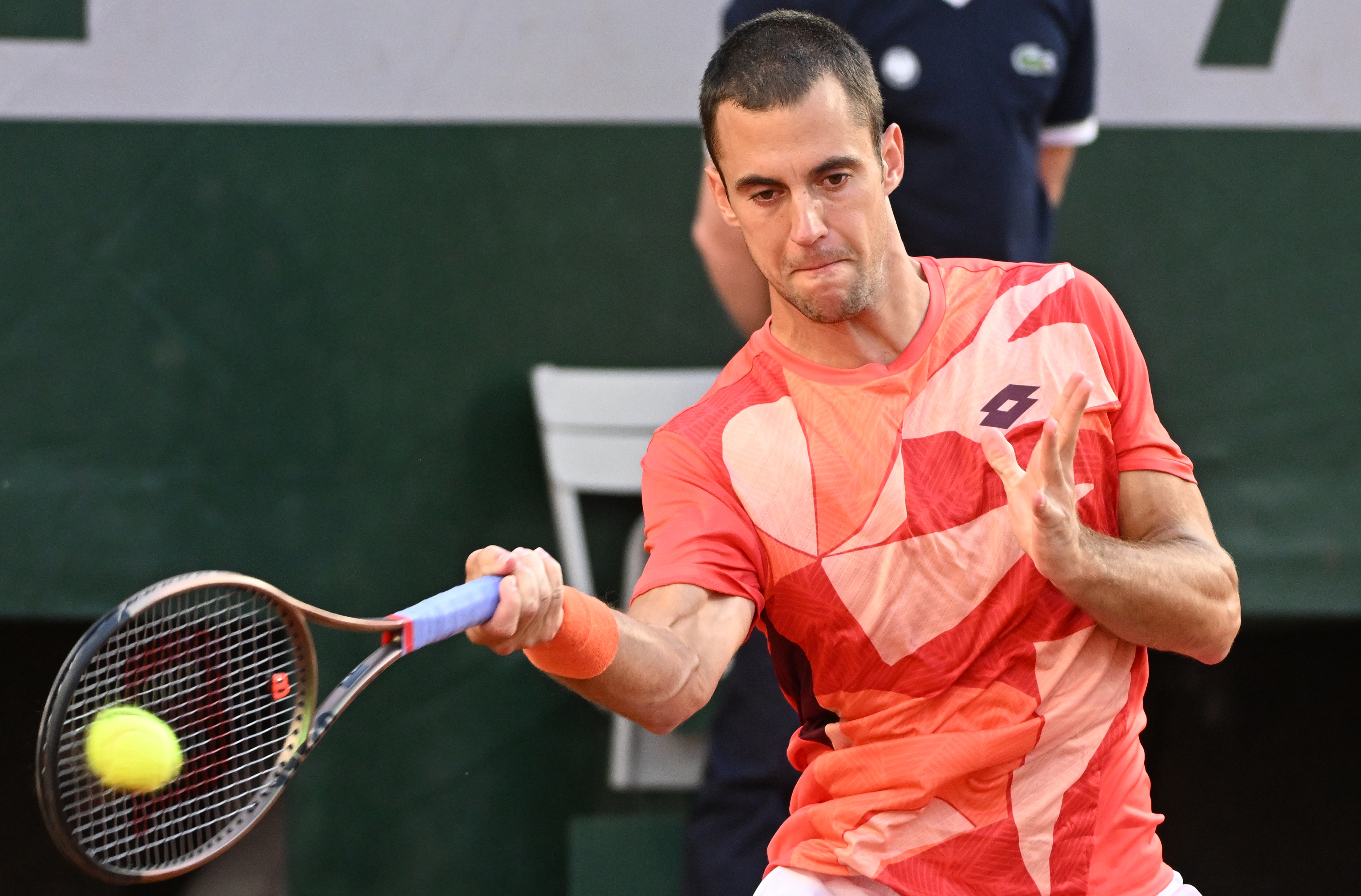 epa10660604 Laslo Djere of Serbia plays Andrey Rublev of Russia in their Men's Singles first round match during the French Open Grand Slam tennis tournament at Roland Garros in Paris, France, on 28 May 2023.  EPA-EFE/CAROLINE BLUMBERG