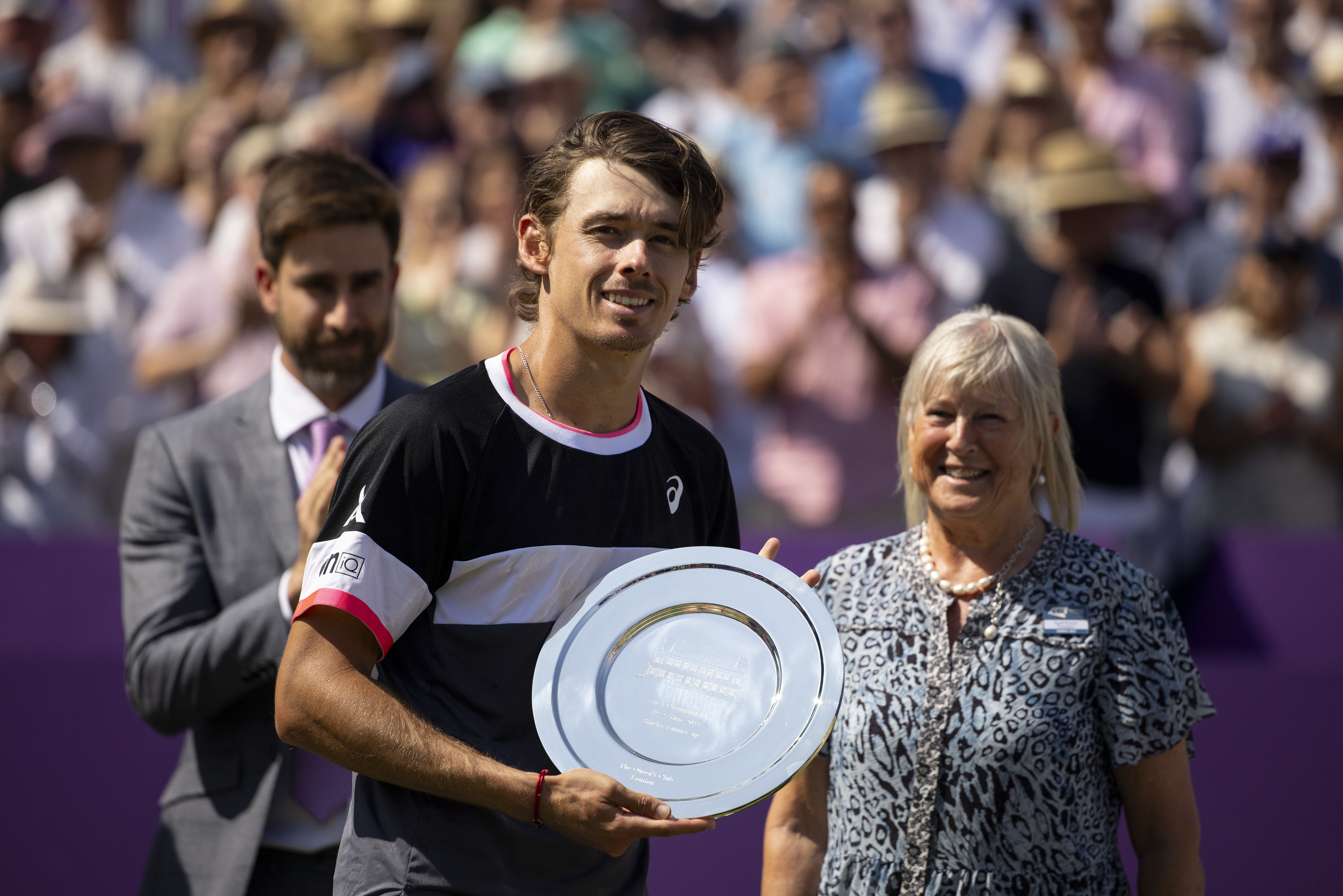epa10710881 Alex de Minaur of Australia poses with his runner-up trophy after losing against Carlos Alcaraz of Spain during their final match at the Cinch Tennis Championships in London, Britain, 25 June 2023.  EPA-EFE/TOLGA AKMEN