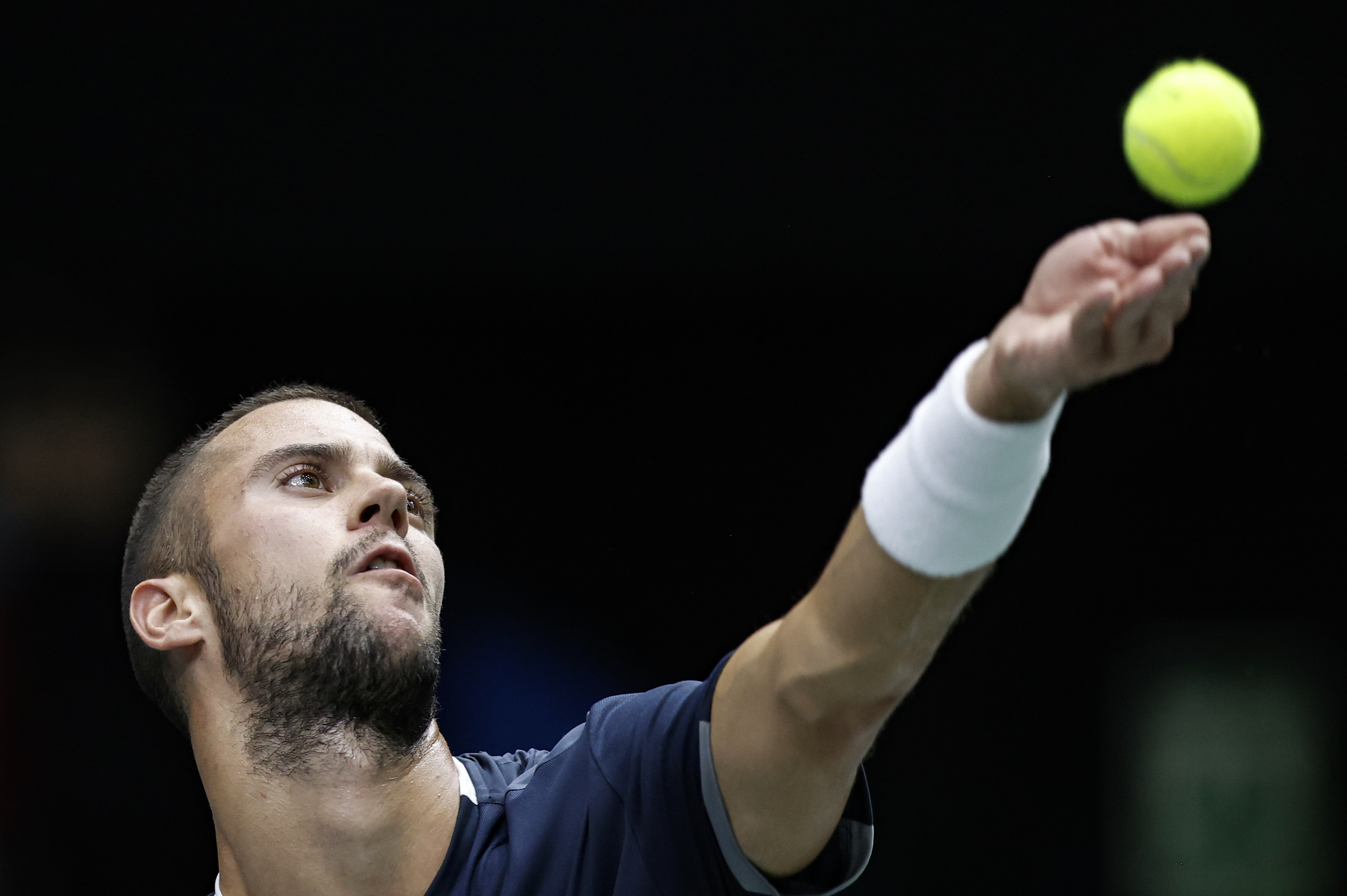epa10183748 Serbian tennis player Laslo Djere in action against Spanish Albert Ramos during the Davis Cup tennis match between Spain and Serbia, in Valencia, eastern Spain, 14 September 2022.  EPA-EFE/Kai Forsterling