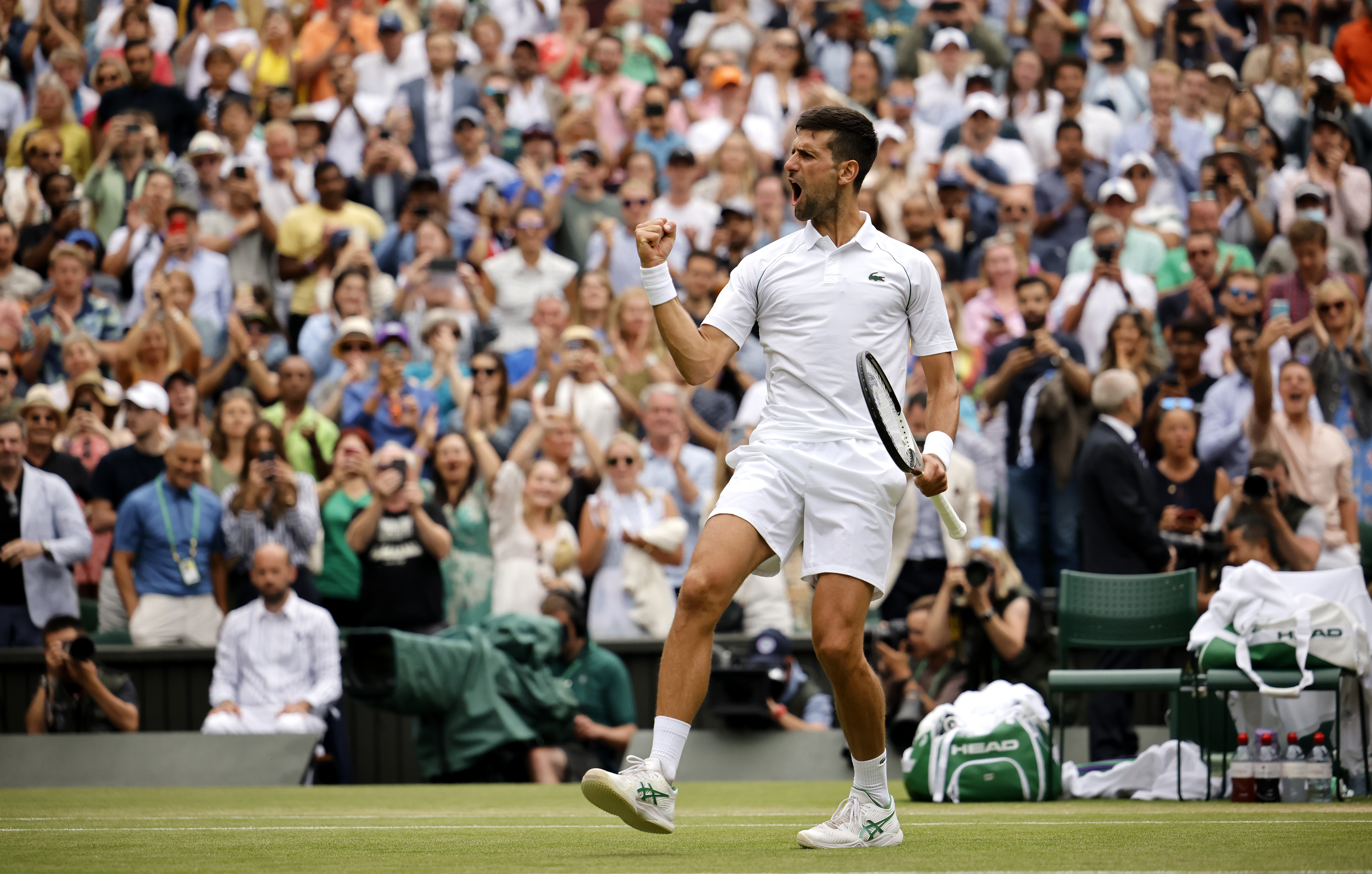 epa10053732 Novak Djokovic of Serbia celebrates winning the men's quarter final match against Jannik Sinner of Italy at the Wimbledon Championships, in Wimbledon, Britain, 05 July 2022.  EPA-EFE/TOLGA AKMEN   EDITORIAL USE ONLY