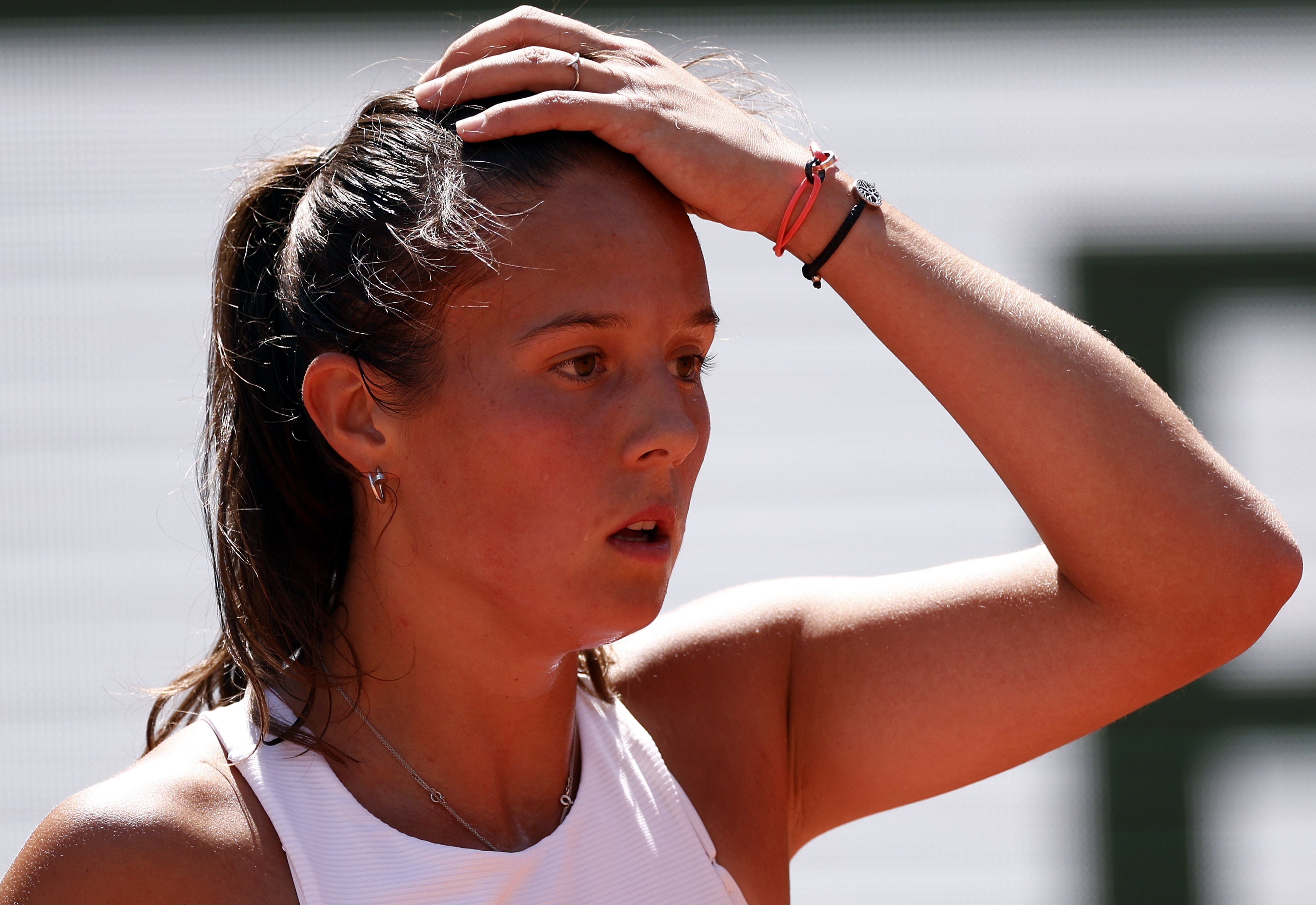 epa09991669 Daria Kasatkina of Russia reacts as she plays Iga Swiatek of Poland in their women?s semi final match during the French Open tennis tournament at Roland ?Garros in Paris, France, 02 June 2022.  EPA-EFE/YOAN VALAT