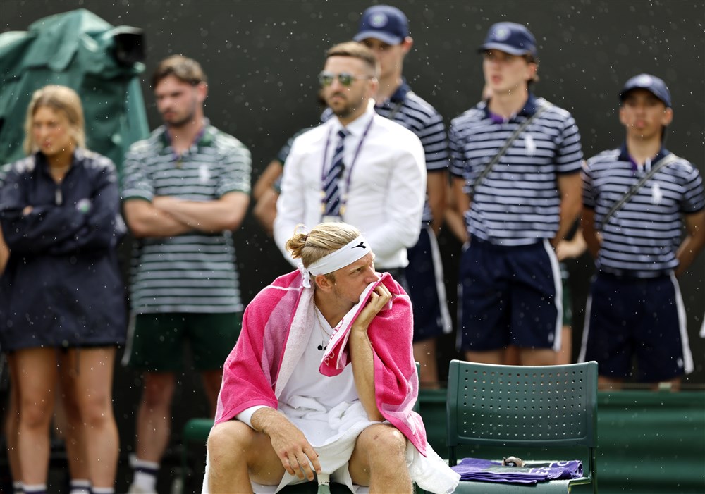 epa10734469 Alejandro Davidovich Fokina of Spain reacts during a rain break in his Men's Singles third round match against Holger Rune of Denmark at the Wimbledon Championships, Wimbledon, Britain, 08 July 2023.  EPA-EFE/TOLGA AKMEN   EDITORIAL USE ONLY