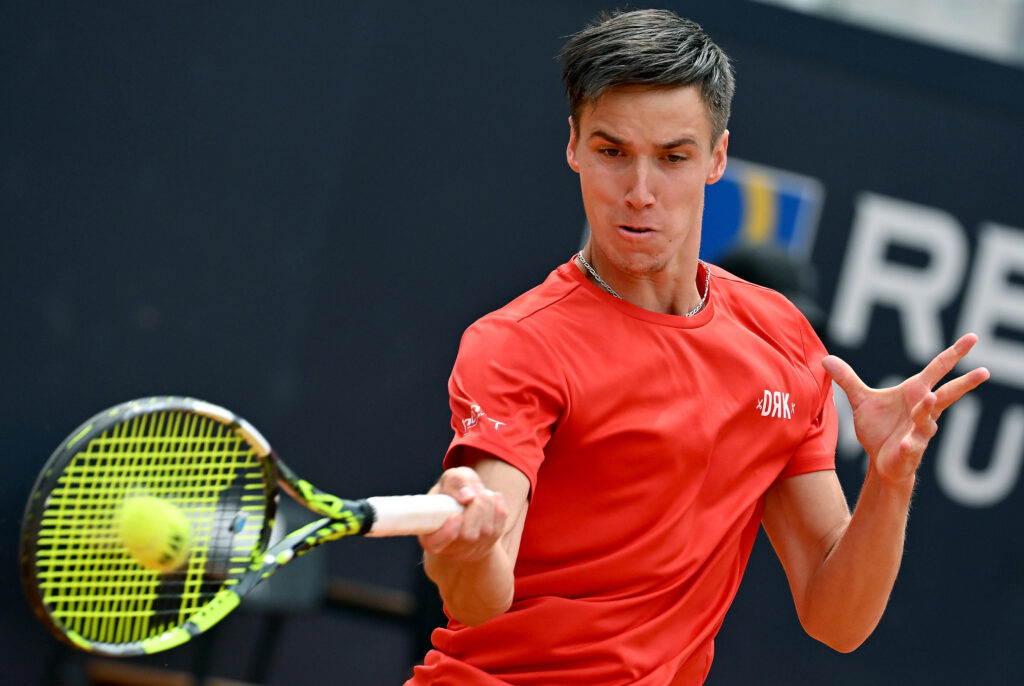 epa10629265 Fabian Marozsan of Hungary in action during his men's singles third round match against Carlos Alcaraz of Spain (not pictured) at the Italian Open tennis tournament in Rome, Italy, 15 May 2023.  EPA-EFE/ETTORE FERRARI