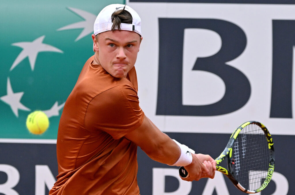 epa10633712 Holger Rune of Denmark in action during his men's quarter final round match against Novak Djokovic of Serbia (not pictured) at the Italian Open tennis tournament in Rome, Italy, 17 May 2023.  EPA-EFE/ETTORE FERRARI