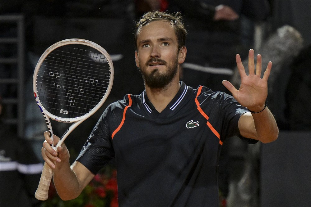 epa10641964 Daniil Medvedev of Russia celebrates winning against Stefanos Tsitsipas of Greece during their men's singles semi final match at the Italian Open tennis tournament in Rome, Italy, 20 May 2023.  EPA-EFE/ETTORE FERRARI