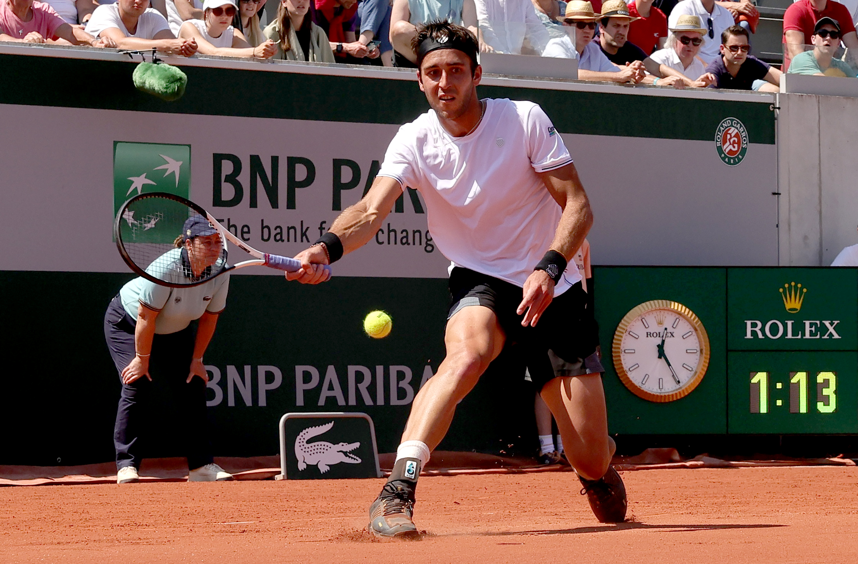 epa10666575 Tomas Martin Etcheverry of Argentina in action in the Men's Singles 2nd Round match against Alex de Minaur of Australia during the French Open Grand Slam tennis tournament at Roland Garros in Paris, France, 01 June 2023.  EPA-EFE/TERESA SUAREZ