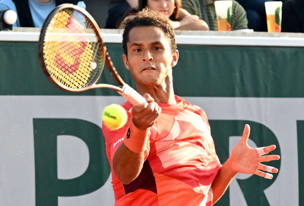 epa10669456 Juan Pablo Varillas of Peru plays Hubert Hurkacz of Poland in their Men's Singles third round match during the French Open Grand Slam tennis tournament at Roland Garros in Paris, France, 02 June 2023.  EPA-EFE/CAROLINE BLUMBERG