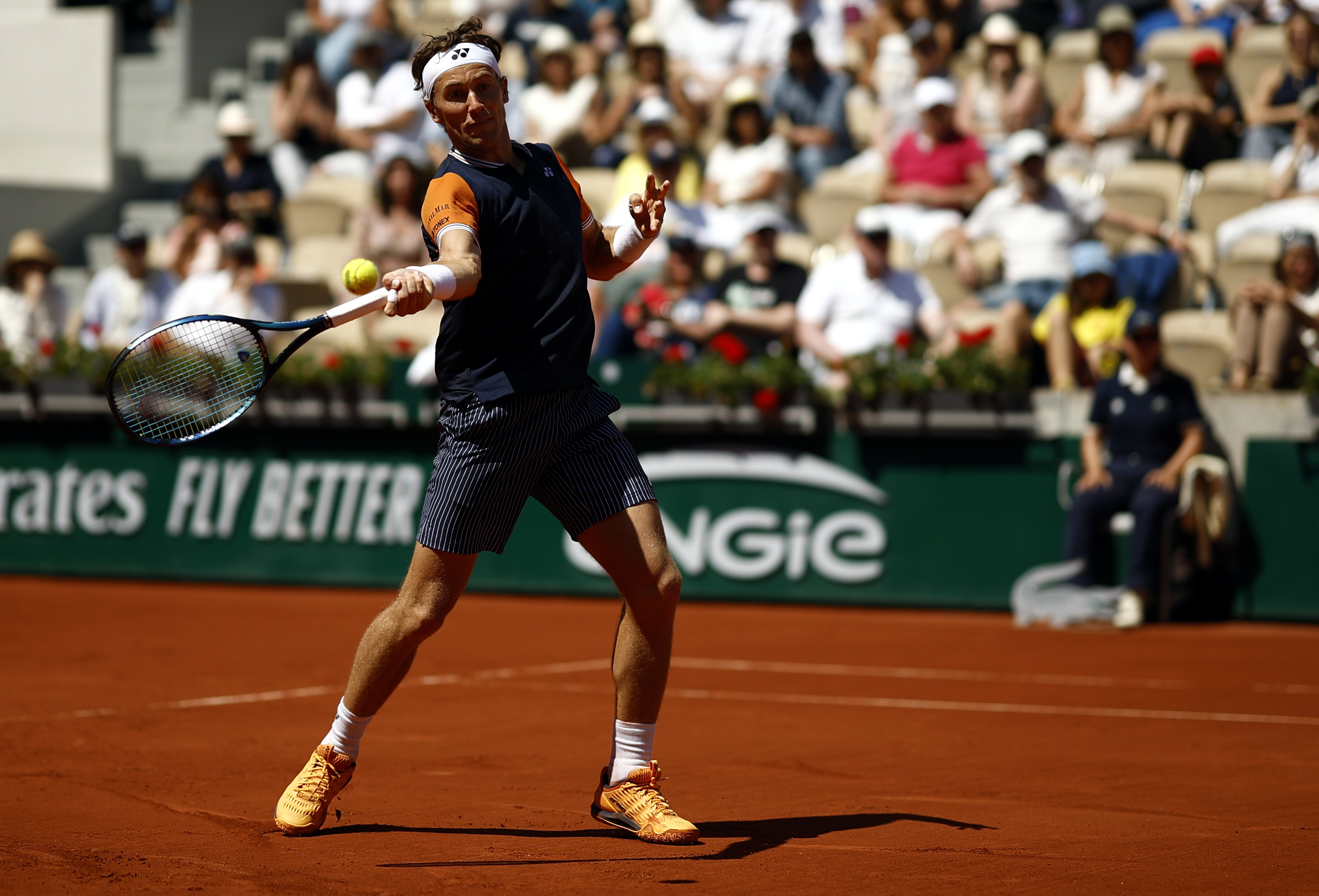 epa10670184 Casper Ruud of Norway plays Zhizhen Zhang of China in their Men's Singles third round match during the French Open Grand Slam tennis tournament at Roland Garros in Paris, France, 03 June 2023.  EPA-EFE/YOAN VALAT