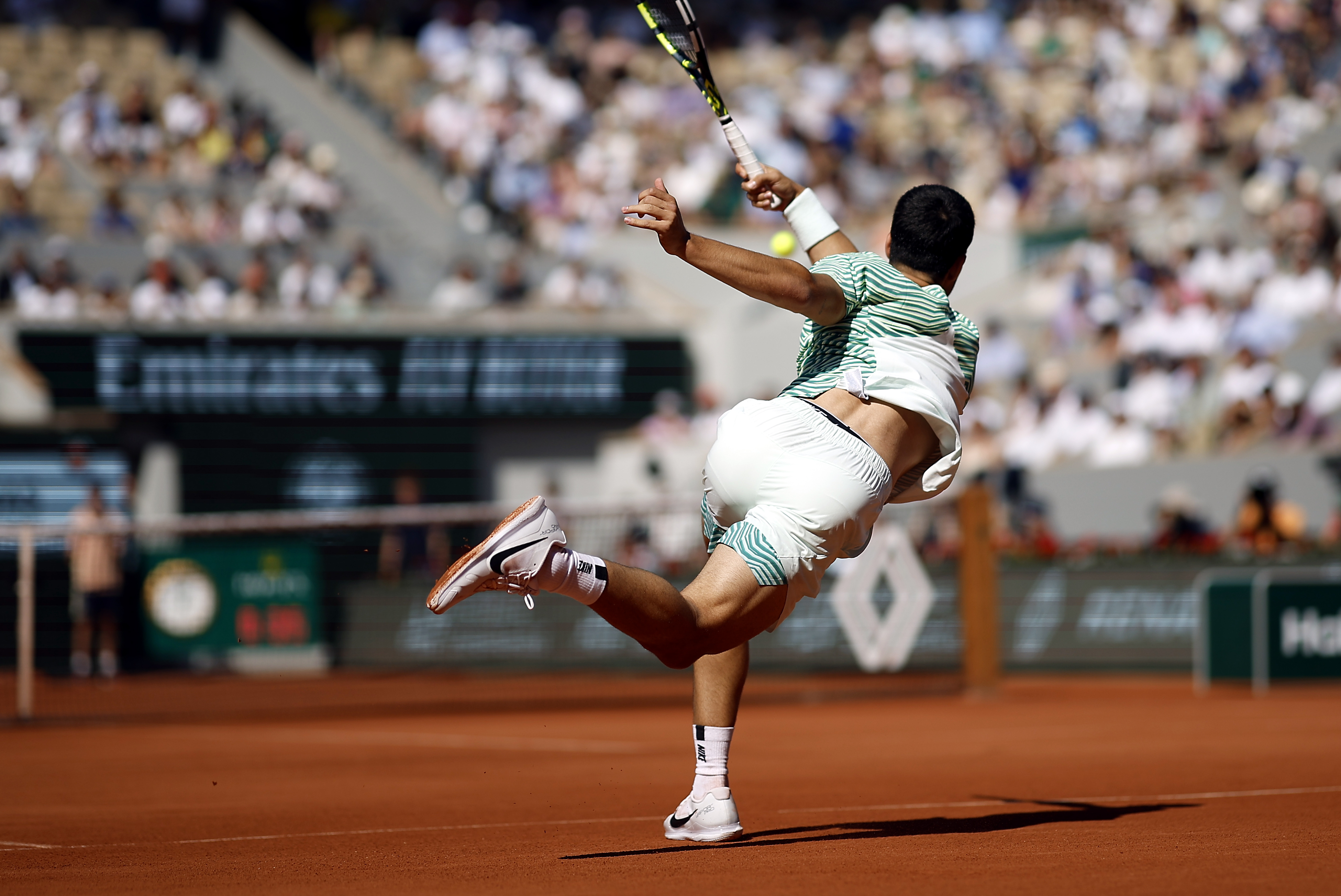 epa10664946 Carlos Alcaraz of Spain plays Taro Daniel of Japan in their Men's Singles second round match during the French Open Grand Slam tennis tournament at Roland Garros in Paris, France, 31 May 2023.  EPA-EFE/YOAN VALAT