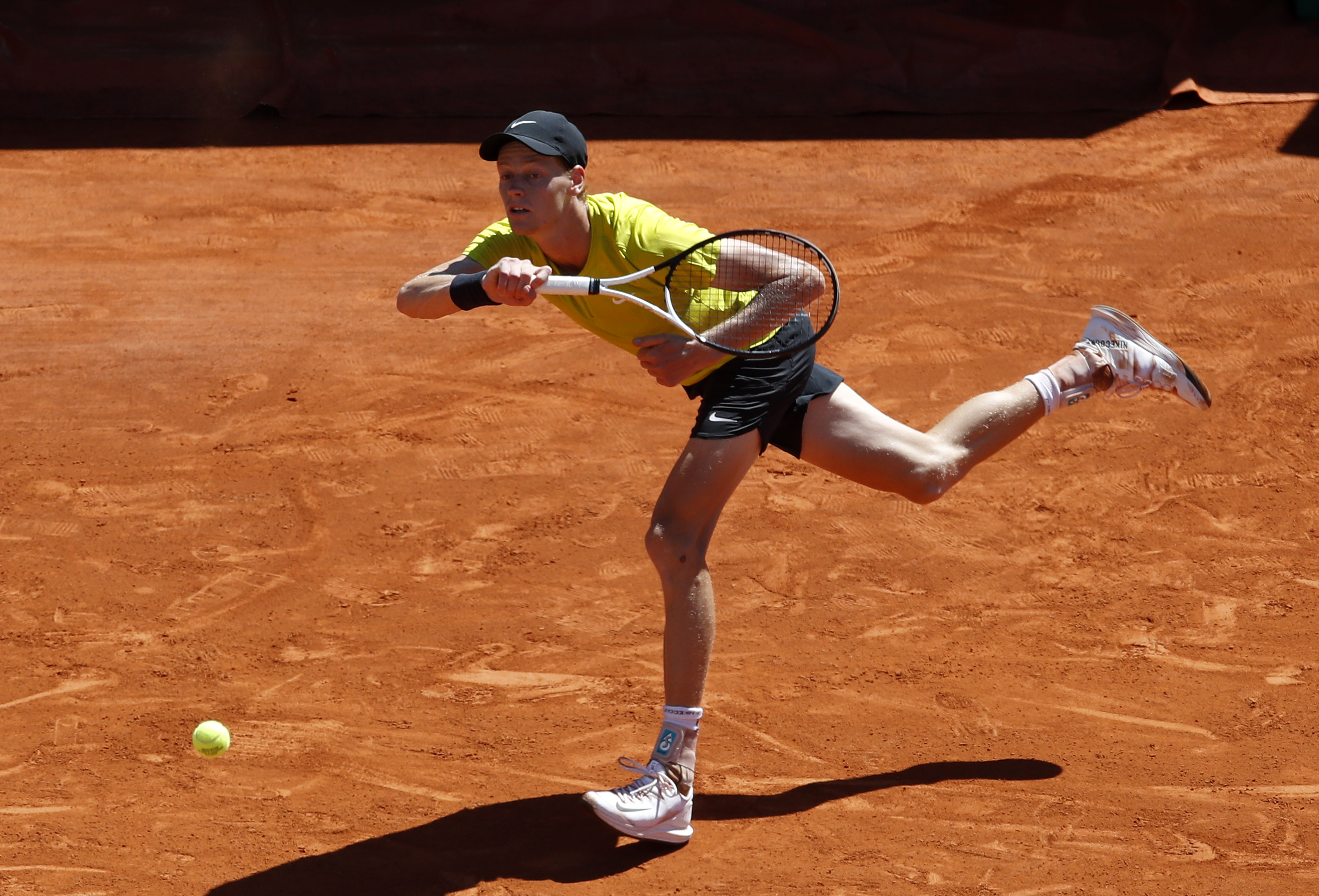epa10570675 Jannik Sinner of Italy in action during his third round match against Hubert Hurkacz of Poland at the Monte-Carlo Rolex Masters tournament in Roquebrune Cap Martin, France, 13 April 2023.  EPA-EFE/SEBASTIEN NOGIER