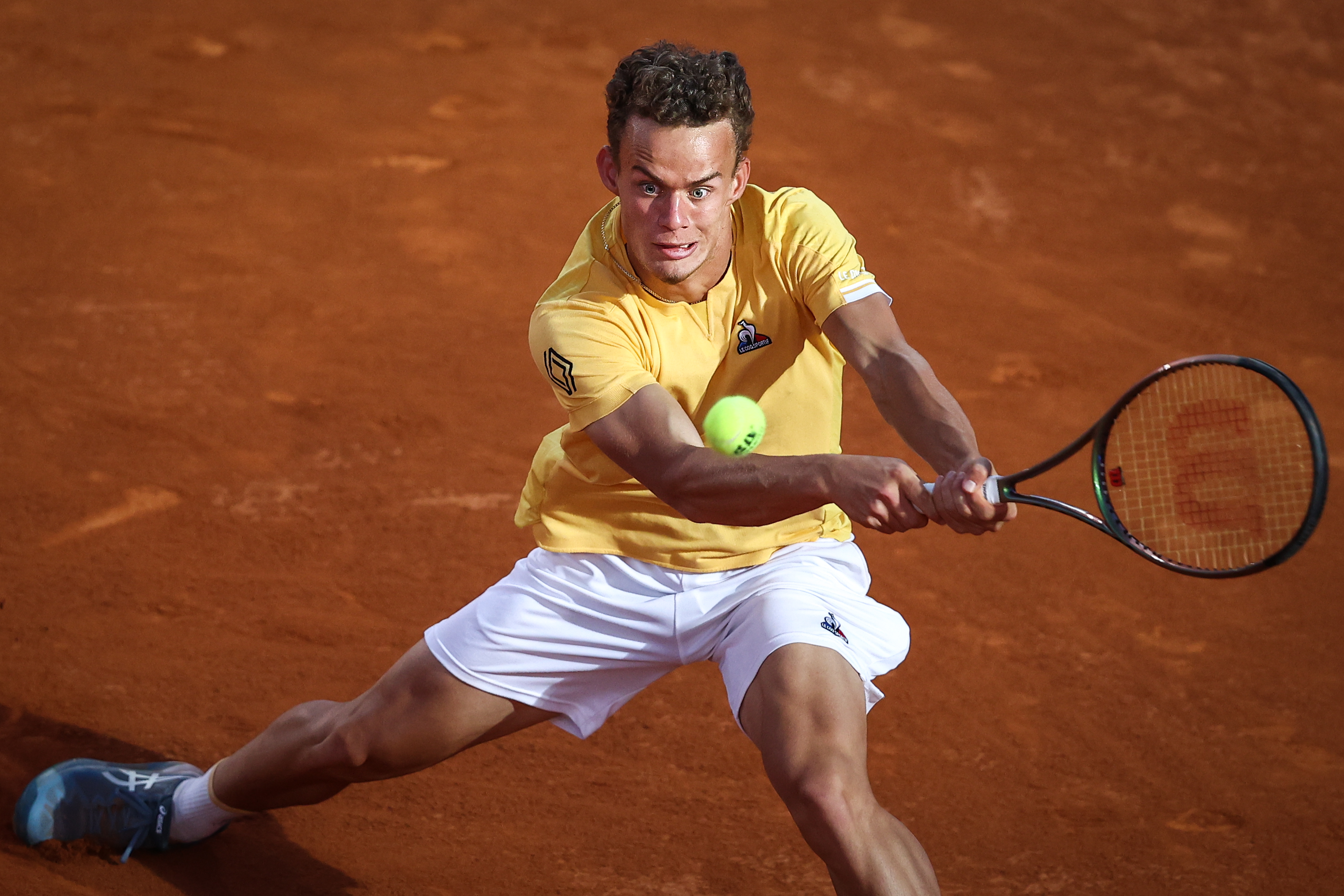 epa10560467 Luca Van Assche from France in action against Alejandro Davidovich Fokina from Spain in their round of 16 match at the Estoril Open tennis tournament in Estoril, Portugal, 05 April 2023.  EPA-EFE/RODRIGO ANTUNES