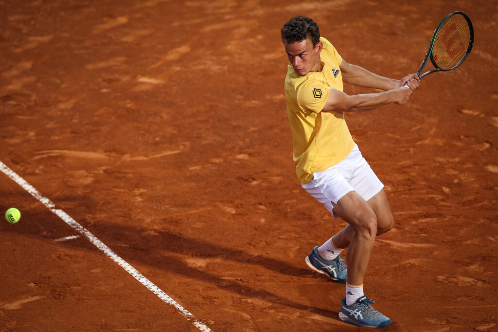 epa10560470 Luca Van Assche from France in action against Alejandro Davidovich Fokina from Spain in their round of 16 match at the Estoril Open tennis tournament in Estoril, Portugal, 05 April 2023.  EPA-EFE/RODRIGO ANTUNES