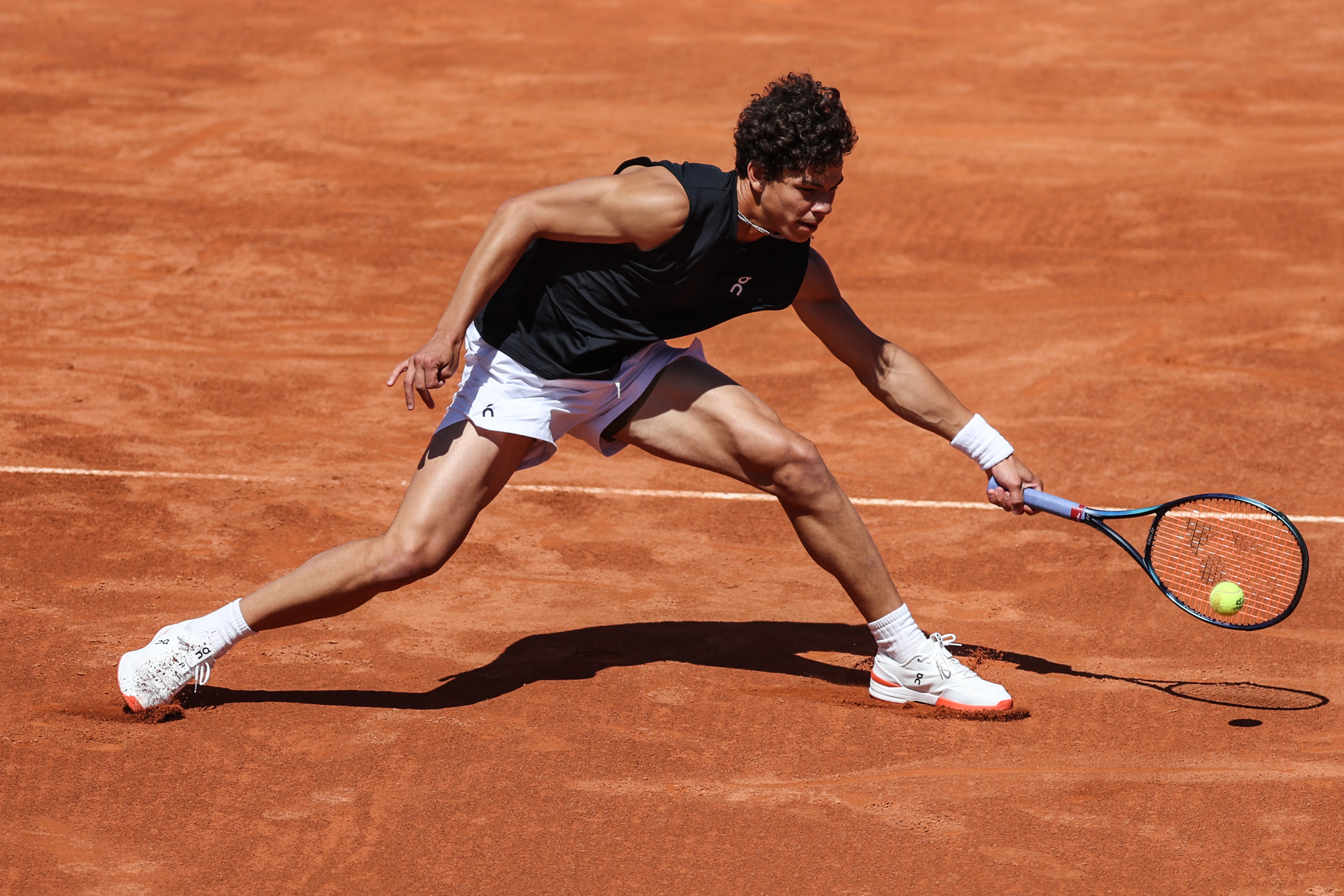 epa10561589 Ben Shelton from United States of America in action during his round of 16 match against Dominic Thiem from Austria at the Estoril Open Tennis tournament in Estoril, on the outskirts of Lisbon, Portugal, 06 April 2023.  EPA-EFE/MIGUEL A. LOPES