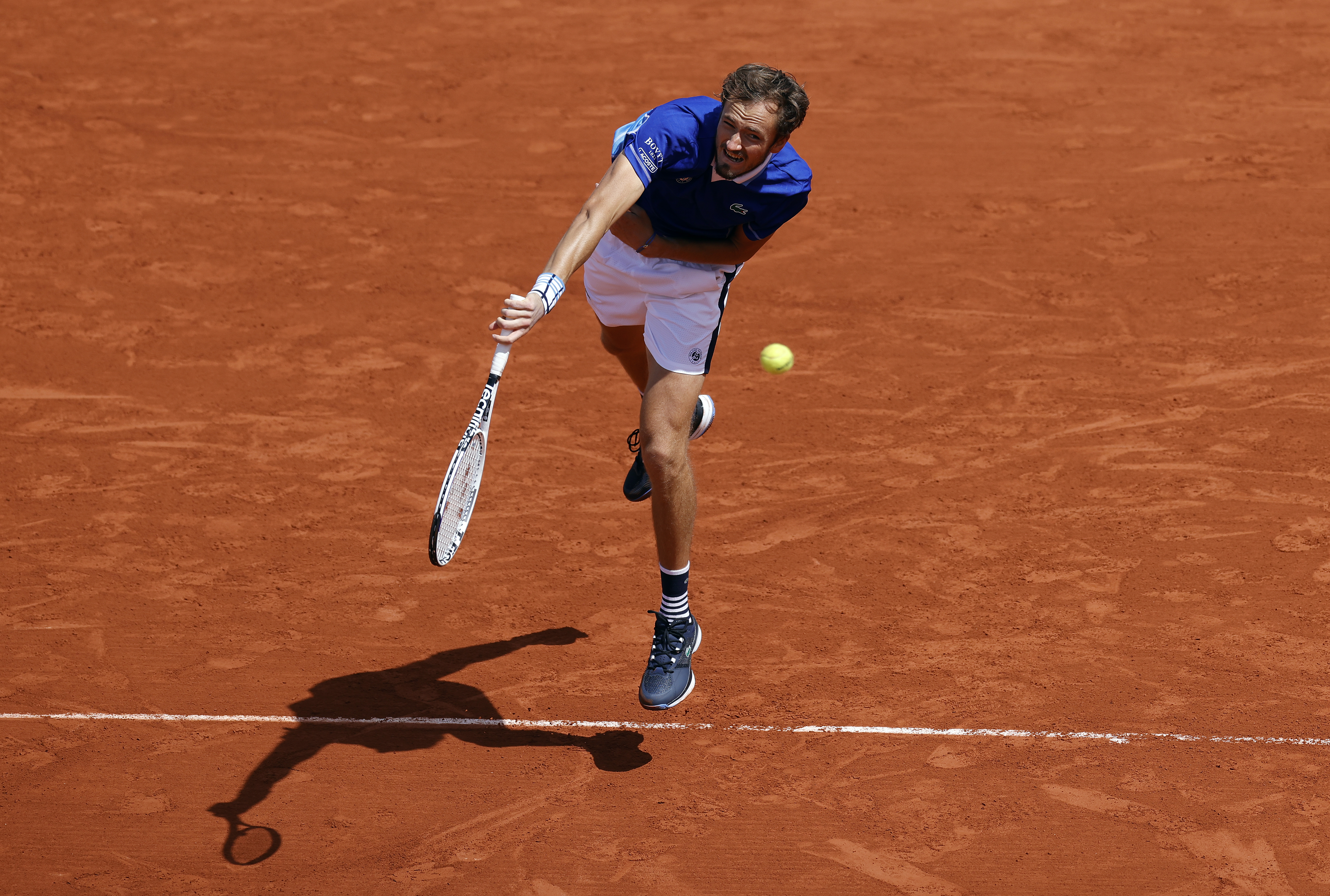 epaselect epa09971308 Daniil Medvedev of Russia plays Facundo Bagnis of Argentina in their men?s first round match during the French Open tennis tournament at Roland ?Garros in Paris, France, 24 May 2022.  EPA-EFE/YOAN VALAT