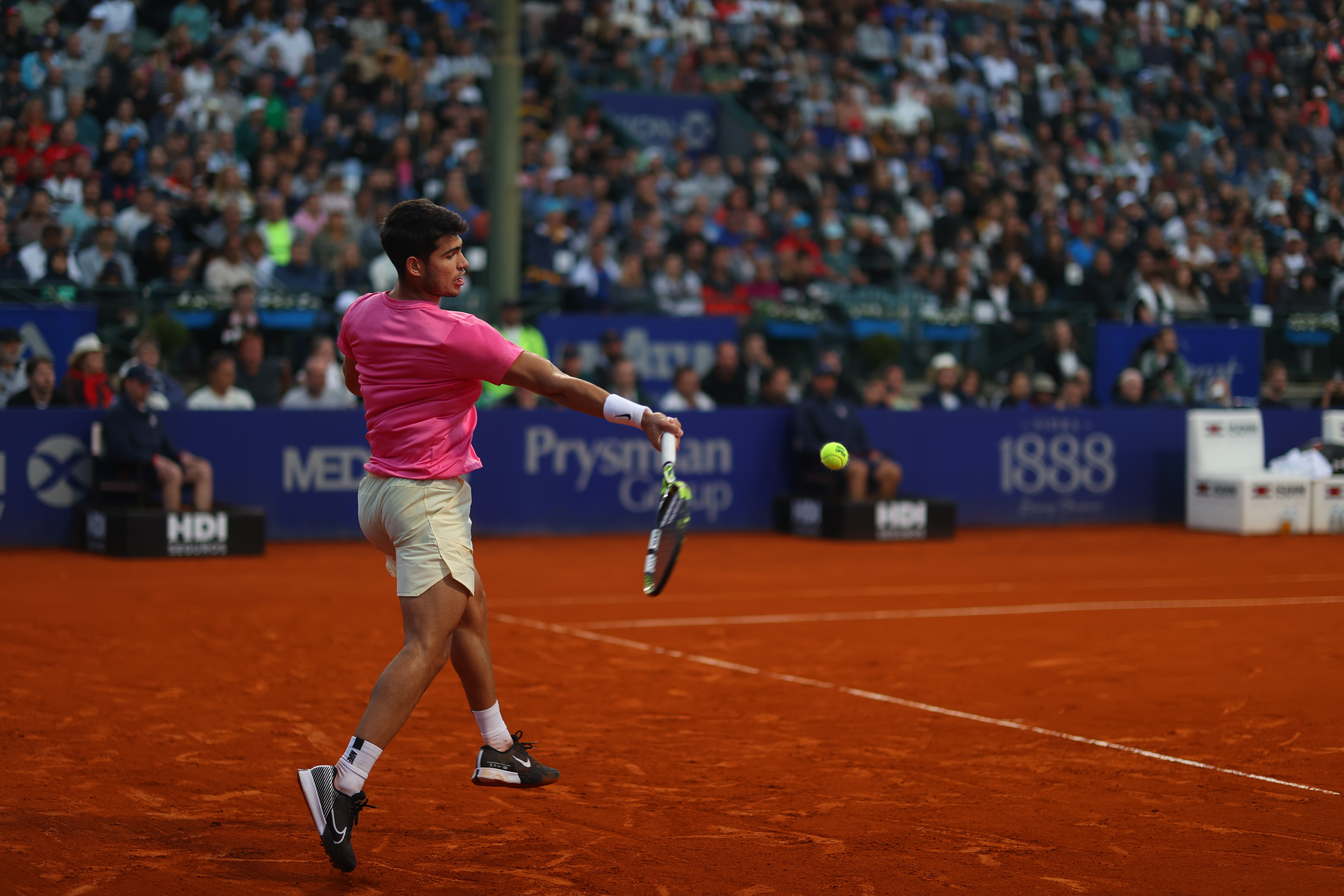 epa10476231 The Spanish Carlos Alcaraz returns the ball against the Spanish Bernabe Zapata in a match of the semifinals of the Argentina Open tennis in Buenos Aires, Argentina, 18 February 2023.  EPA-EFE/JUAN IGNACIO RONCORONI