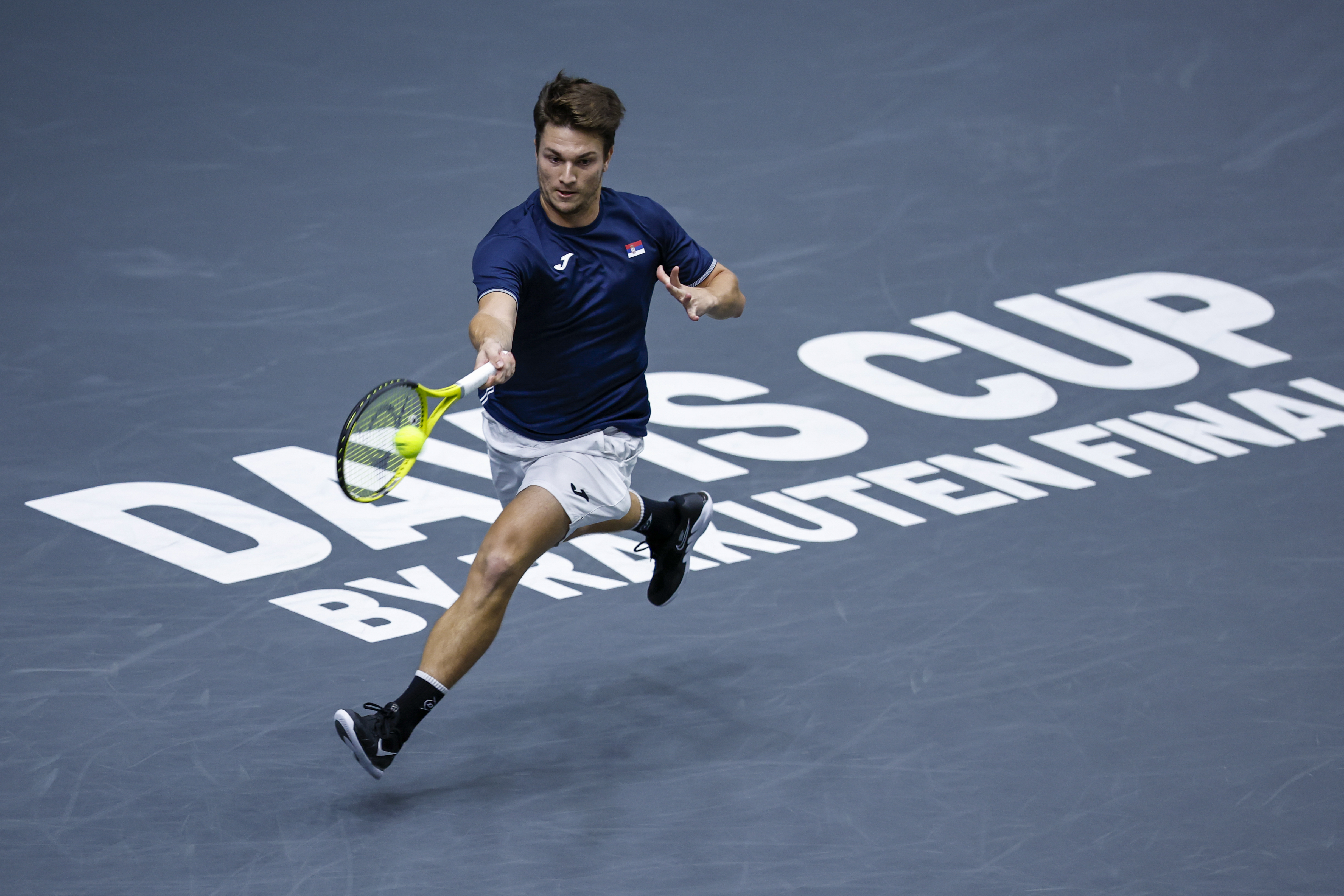 epa10190206 Serbia's Miomir Kecmanovic in action against Canada's Felix Auger-Aliassime during their singles match of the Davis Cup Finals group B tie between Serbia and Canada in Valencia, eastern Spain, 17 September 2022.  EPA-EFE/Biel Alino