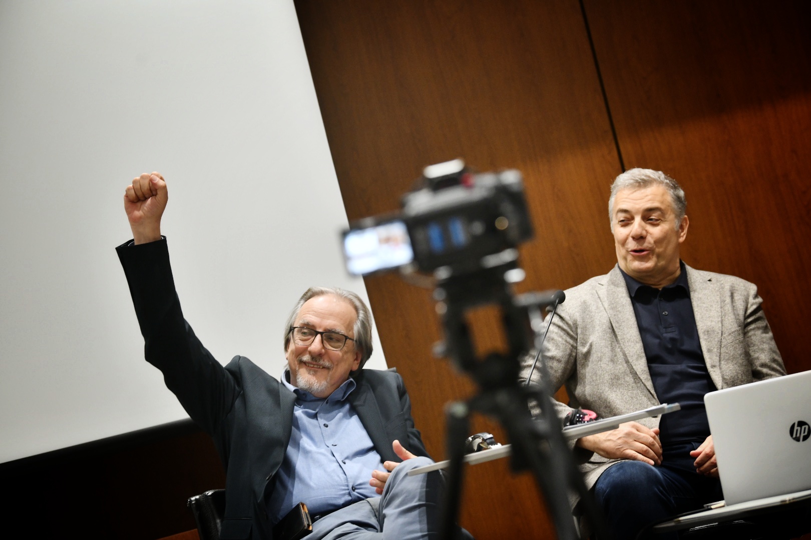 Beograd, 07.12.2023. Sava centar 
Promocija knjige ""Danas nam je divno dno"" Mićka LJubičića i Voje Žanetića. Dragoljub Mićko Ljubičić, Voja Žanetić, 
Pored autora će govoriti i Peca Popović, moderator je Nataša Miljković.
Foto: Vesna Lalić/Nova.rs