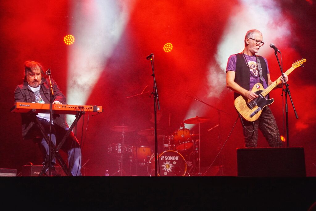 Beograd, 15. decembra 2023. - Rok grupa "Elektricni orgazam", u Mts Dvorani, odrava koncert kojim obeleava 40 godina od izlaska albuma "Les Chansones Populaires" sa obradama hitova velikih svetskih bendova. FOTO TANJUG/ VLADIMIR PORCIC/ bg