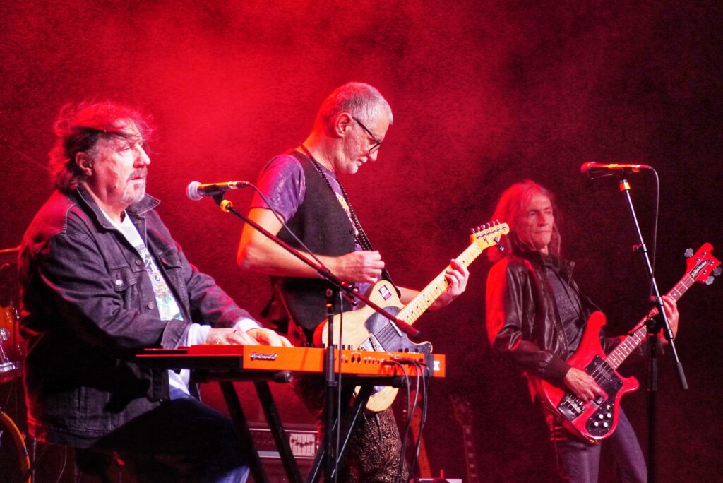 Beograd, 15. decembra 2023. - Rok grupa "Elektricni orgazam", u Mts Dvorani, odrava koncert kojim obeleava 40 godina od izlaska albuma "Les Chansones Populaires" sa obradama hitova velikih svetskih bendova. FOTO TANJUG/ VLADIMIR PORCIC/ bg