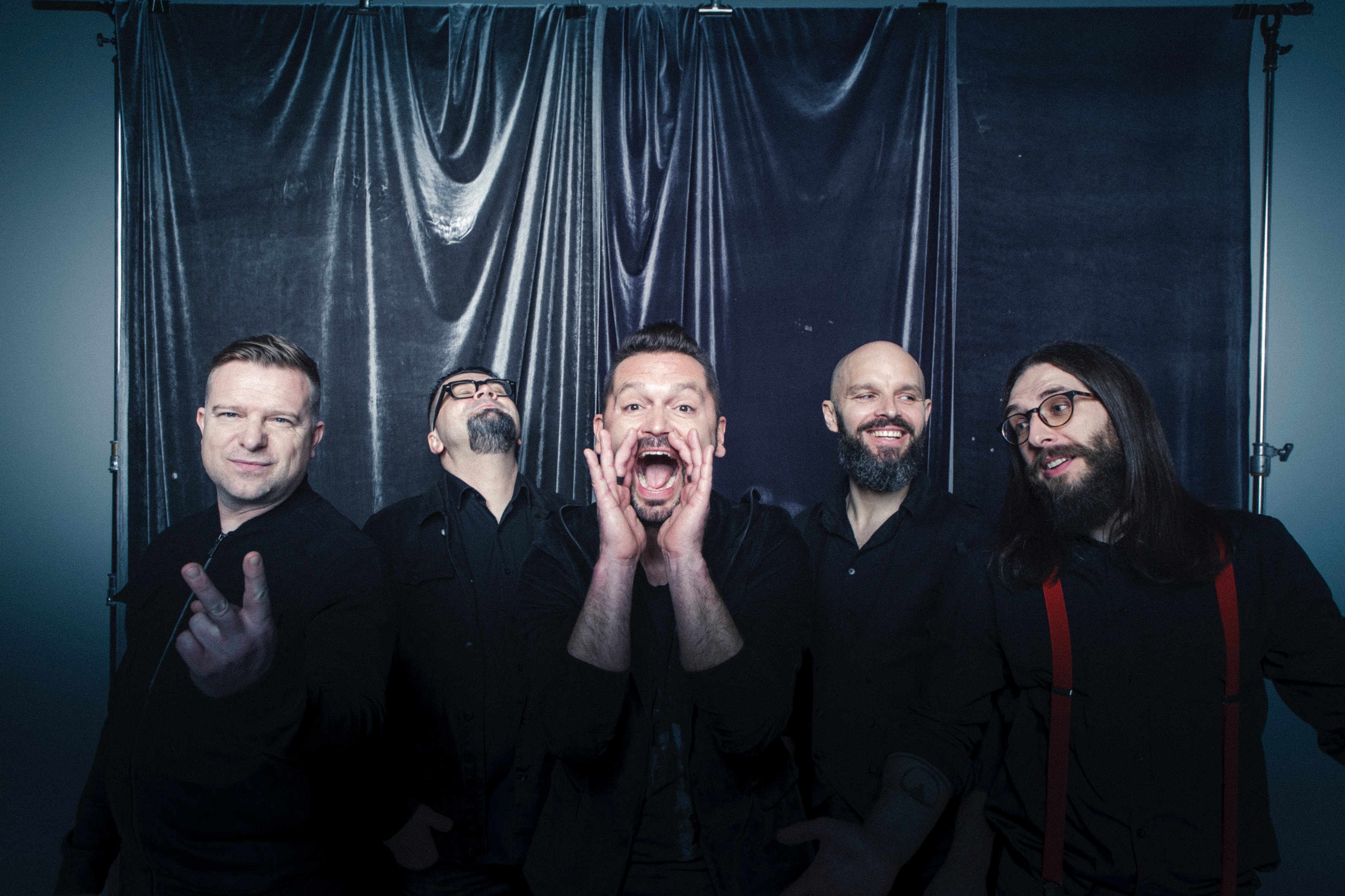 Jedan od najpopularnijih rok bendova iz Hrvatske, VATRA, u sklopu svoje turneje, na kojoj promovišu deseti studijski album dolaze u Srbiju, 21.decembra su u Gerili u Novom Sadu, sutradan 22.decembra u Zappa Bazi.