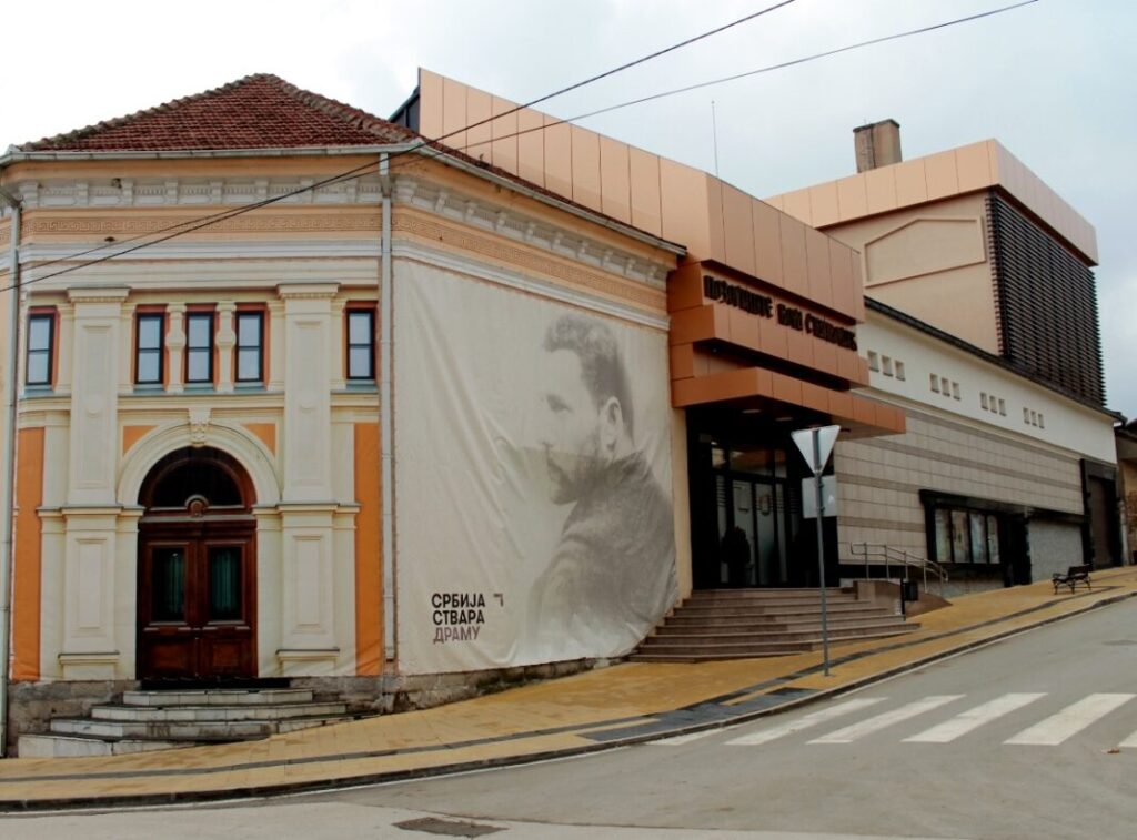 Premijerom predstave "Ništa nećemo zaboraviti", reditelja Juga Đorđevića,  
u izvođenju domaćina festivala, ansambla Pozorišta "Bora Stanković", svečano su sinoć otvoreni 43. "Borini pozorišni dani" u Vranju.