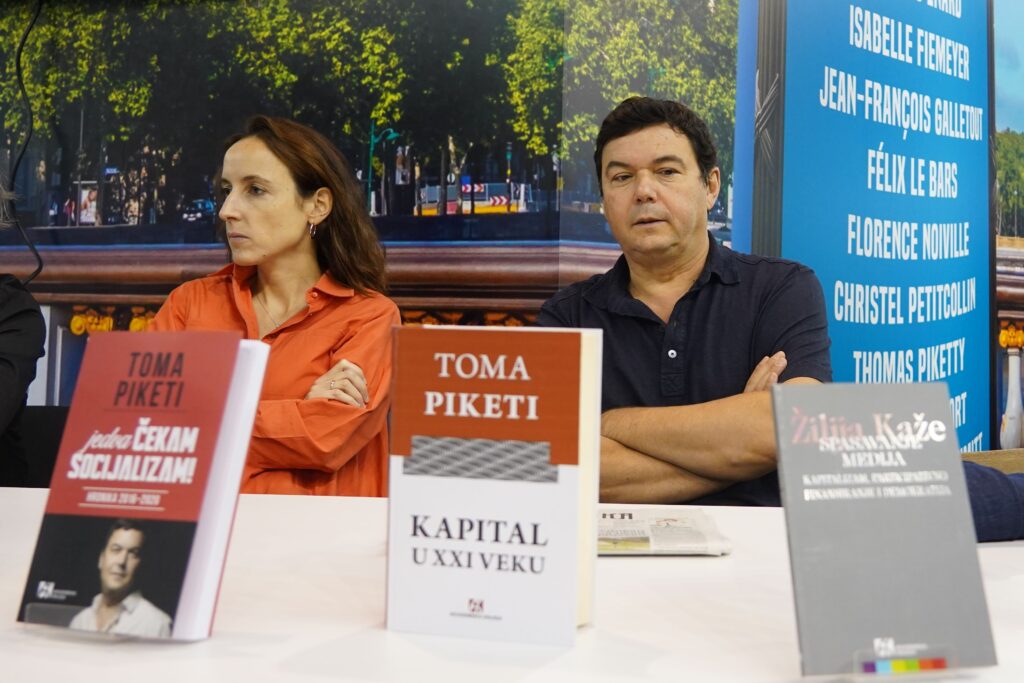 Beograd 28.10.2023. Žulija Kaže, Julia Cage, Toma Piketi, Thomas Piketty, francuski ekonomista, pisac, predstavljanje knjiga, knjige, intervju, Beogradski sajam knjiga Foto: Goran Srdanov/Nova.rs