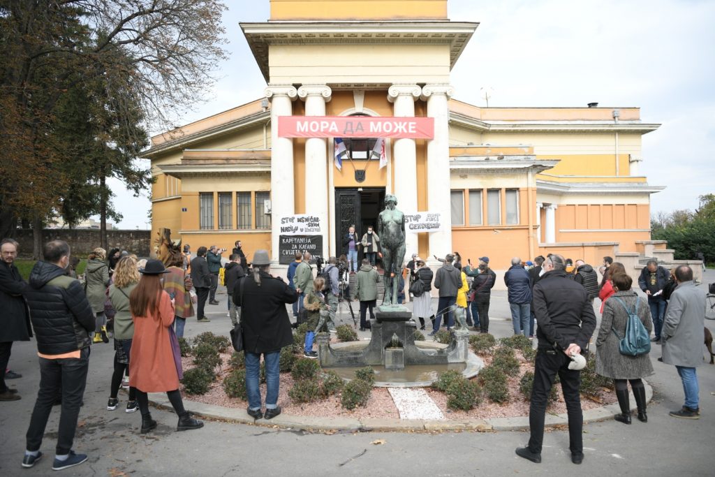 Beograd 18.10.2020. Protest ispred Cvijete Zuzoric u znak podrske umetnicima cija je izlozba iscepana u Staroj kapetaniji. Cvijeta Zuzoric, protest, umetnici, umetnik, karikature, karikaturisti, Momci