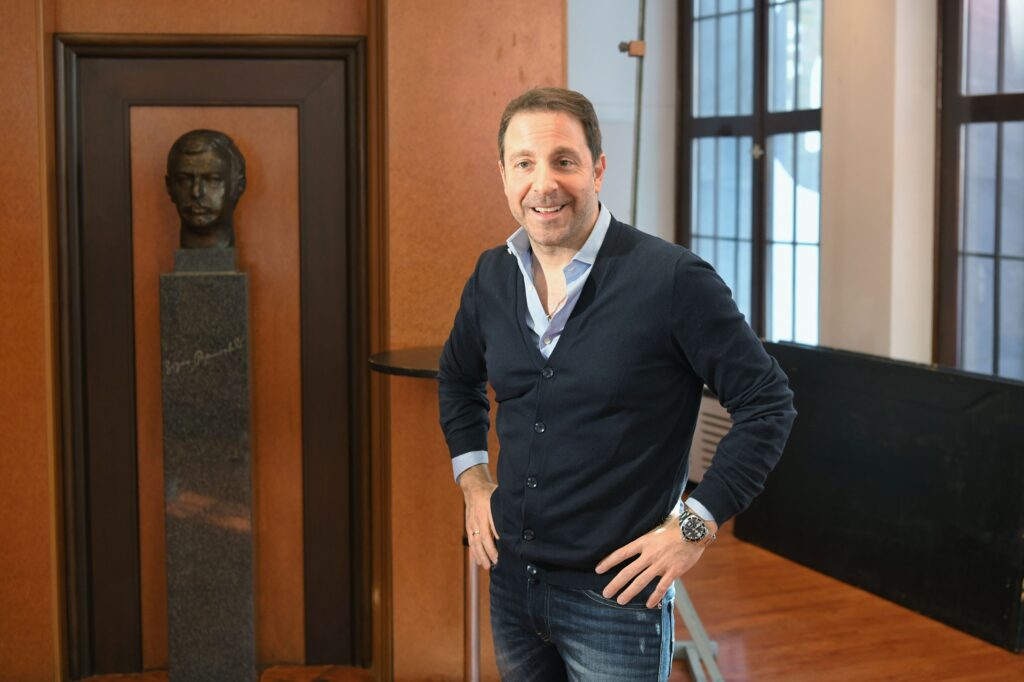 Beograd 12. novembar 2023.  Atelje 212 obeležava Dan pozorišta, izložba fotografija "To smo mi" Saše Čudanova, inspirisana motom ovogodišnje sezone "To smo mi! To smo mi? To smo mi…" Foto:Goran Srdanov/Nova.rs