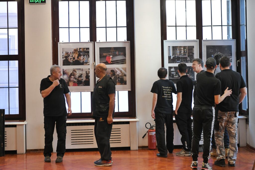 Beograd 12. novembar 2023.  Atelje 212 obeležava Dan pozorišta, izložba fotografija "To smo mi" Saše Čudanova, inspirisana motom ovogodišnje sezone "To smo mi! To smo mi? To smo mi…" Foto:Goran Srdanov/Nova.rs