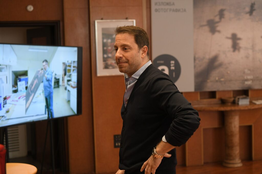 Beograd 12. novembar 2023.  Atelje 212 obeležava Dan pozorišta, izložba fotografija "To smo mi" Saše Čudanova, inspirisana motom ovogodišnje sezone "To smo mi! To smo mi? To smo mi…" Foto:Goran Srdanov/Nova.rs