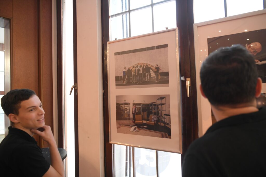 Beograd 12. novembar 2023.  Atelje 212 obeležava Dan pozorišta, izložba fotografija "To smo mi" Saše Čudanova, inspirisana motom ovogodišnje sezone "To smo mi! To smo mi? To smo mi…" Foto:Goran Srdanov/Nova.rs