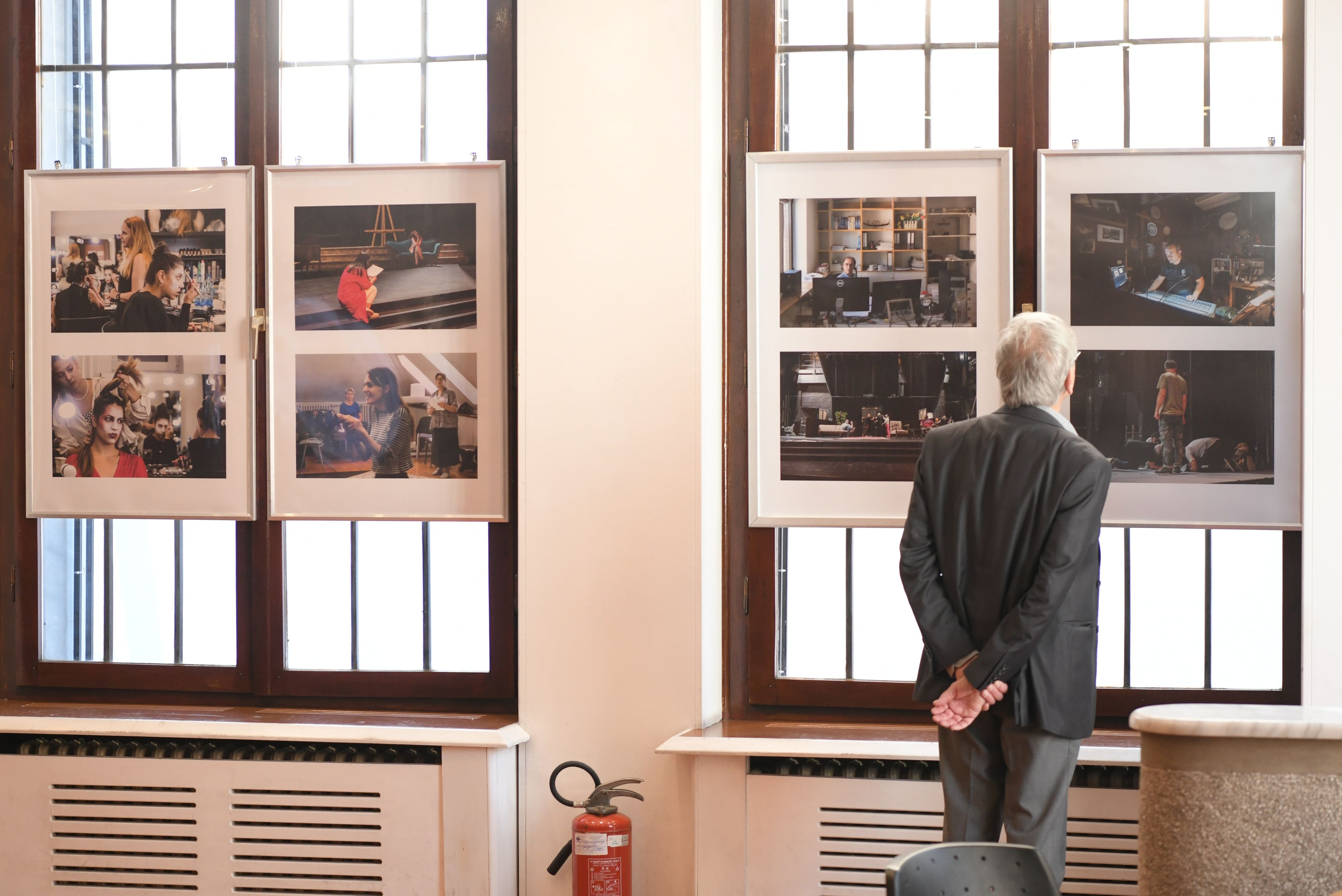 Beograd 12. novembar 2023.  Atelje 212 obeležava Dan pozorišta, izložba fotografija "To smo mi" Saše Čudanova, inspirisana motom ovogodišnje sezone "To smo mi! To smo mi? To smo mi…" Foto:Goran Srdanov/Nova.rs