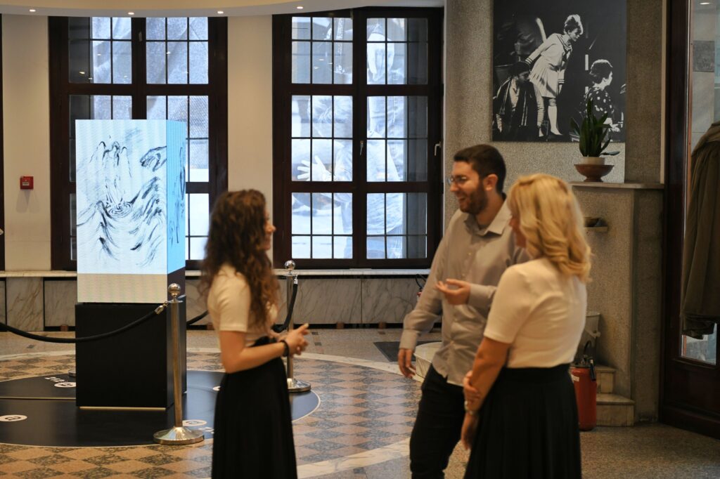 Beograd 12. novembar 2023.  Atelje 212 obeležava Dan pozorišta, izložba fotografija "To smo mi" Saše Čudanova, inspirisana motom ovogodišnje sezone "To smo mi! To smo mi? To smo mi…" Foto:Goran Srdanov/Nova.rs