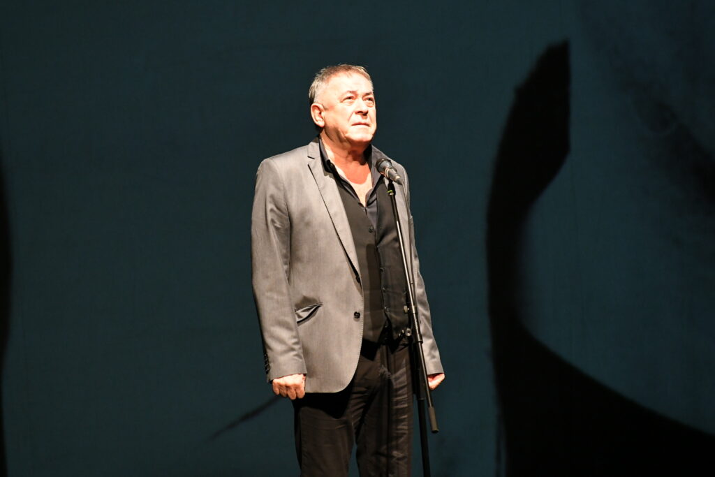 Beograd 20.11.2023.  Mima Karadžić. Milutin Karadžić. Komemoracija povodm smrti glumca Žarka Lauševića u Jugoslovenskom dramskom pozorištu, JDP Foto: Amih Hamzagić/Nova.rs