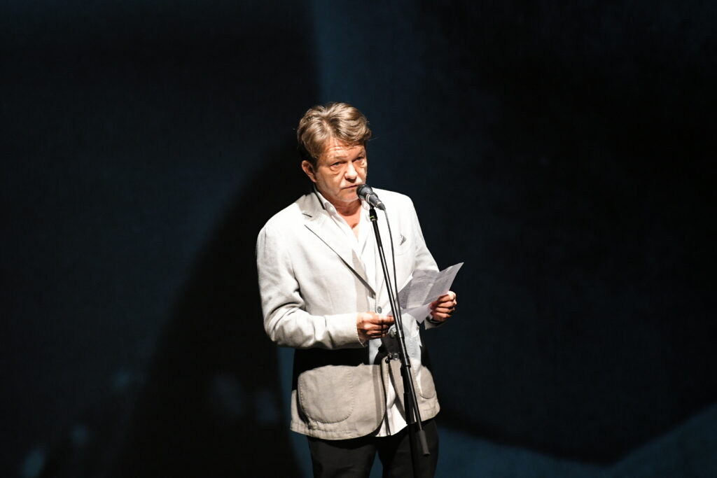 Beograd 20.11.2023.  Dragan Bjelogrlić. Komemoracija povodm smrti glumca Žarka Lauševića u Jugoslovenskom dramskom pozorištu, JDP Foto: Amih Hamzagić/Nova.rs