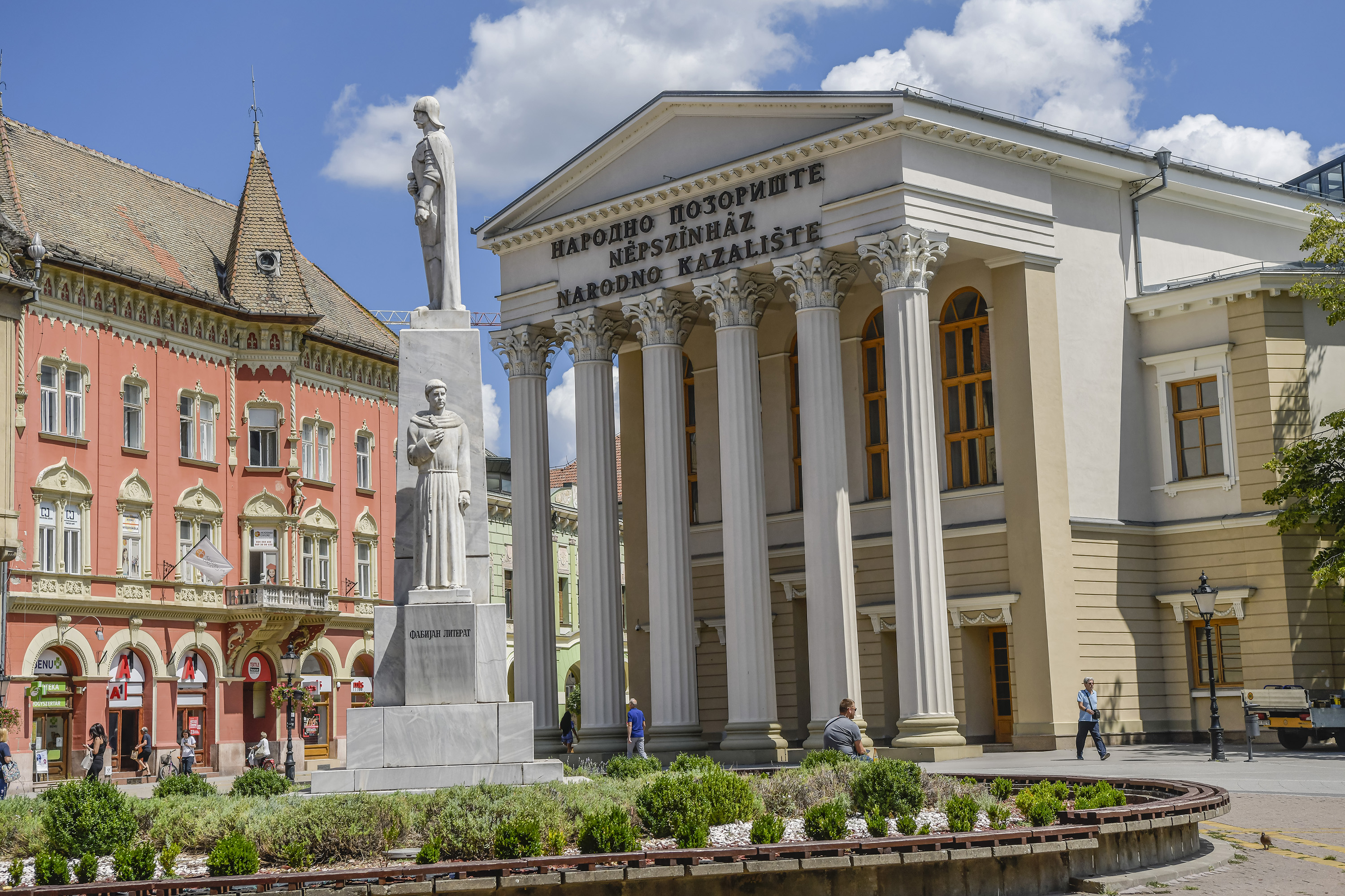 Narodno pozorište u Subotici
Subotica 27.07.2023. Subotica protiv nasilja,  reportaža, gradovi u Srbiji koji učestvuju u protestu Srbija protiv nasilja. Zašto šetamo, zašto ljudi protestuju, zašto šetaju Foto: Goran Srdanov/Nova.rs