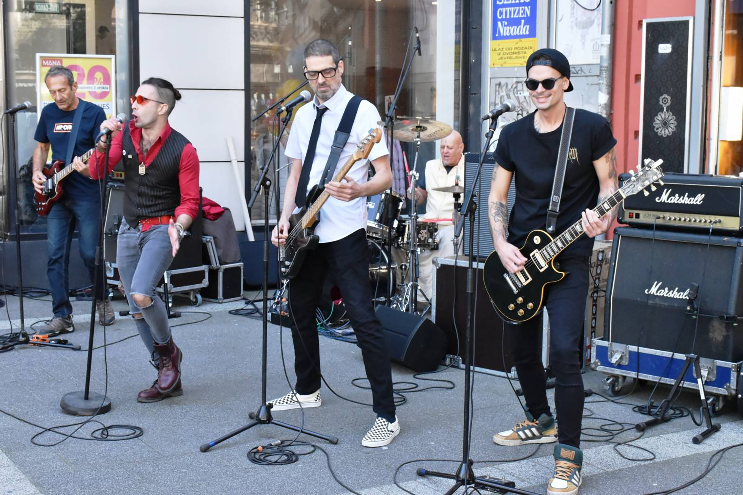 Pekinška patka posle 44 godine ponovila “koncert u izlogu” ispred robne kuće NORK u Novom Sadu